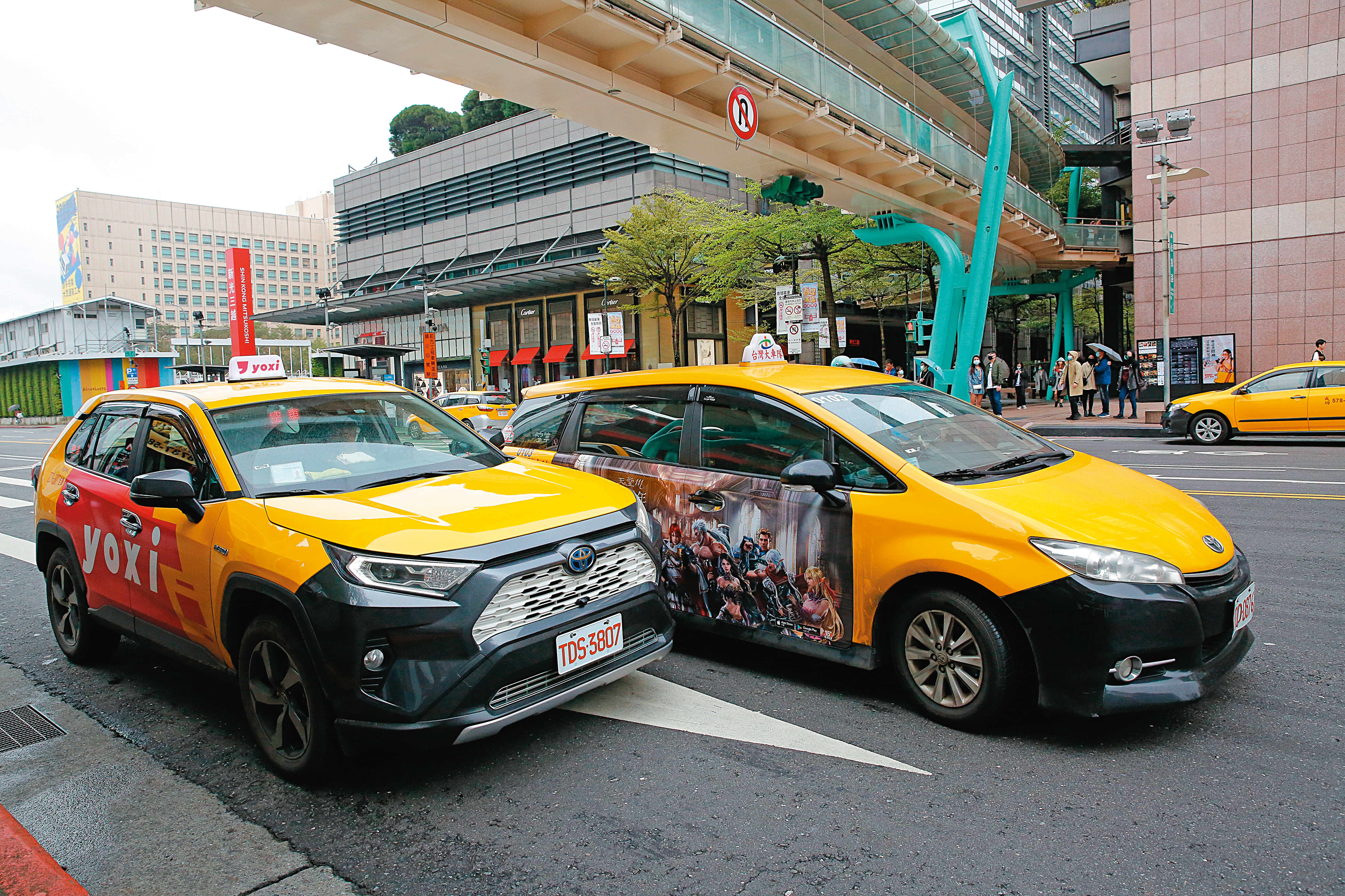 政府開放多元計程車後，小黃車隊競爭日趨白熱化，隨著和泰車加入，讓未加入車隊的小黃司機變得炙手可熱。