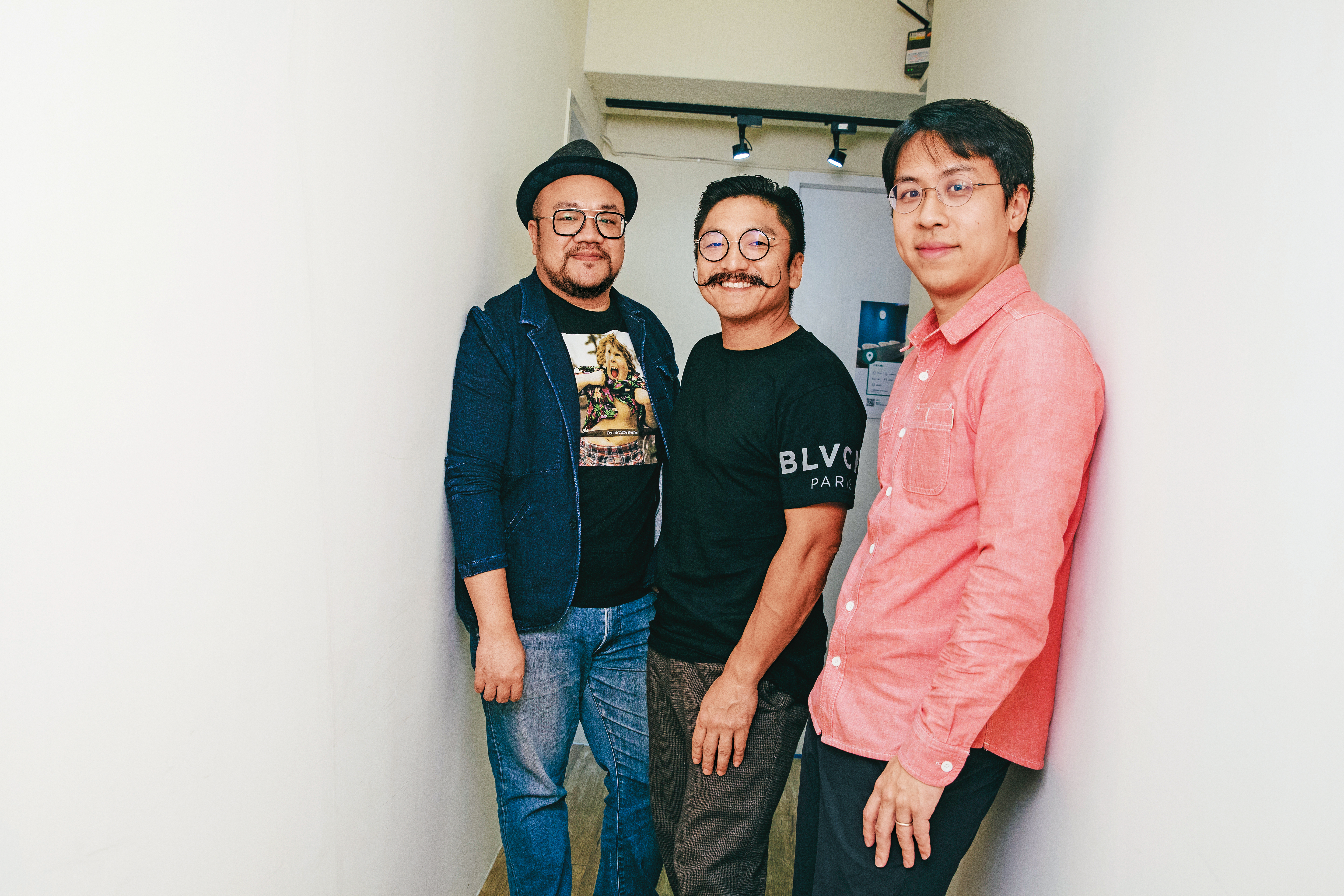 製作人葉天倫（左起）和導演北村豐晴攜手合作，將作家賴以威小說改拍成八集影集。