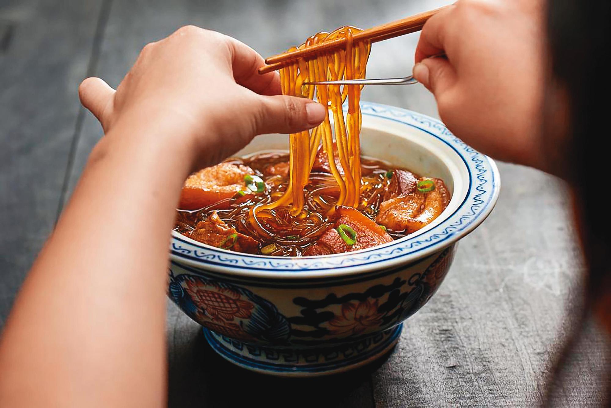 李宛蓉擅用各式道具,讓所有入鏡的食物更臻完美。(李宛蓉提供)