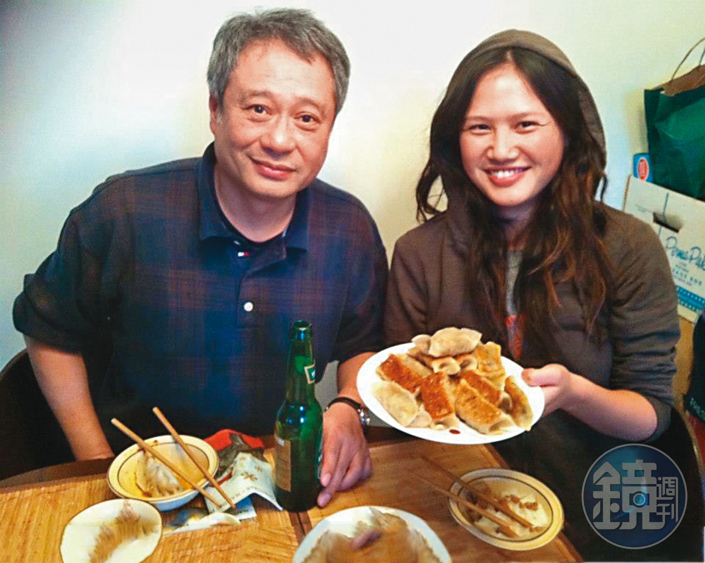 導演李安（左）某次赴洛杉磯洽公，李宛蓉（右）力邀他至家中用餐，她親手做的煎餃也得到肯定。（李宛蓉提供）