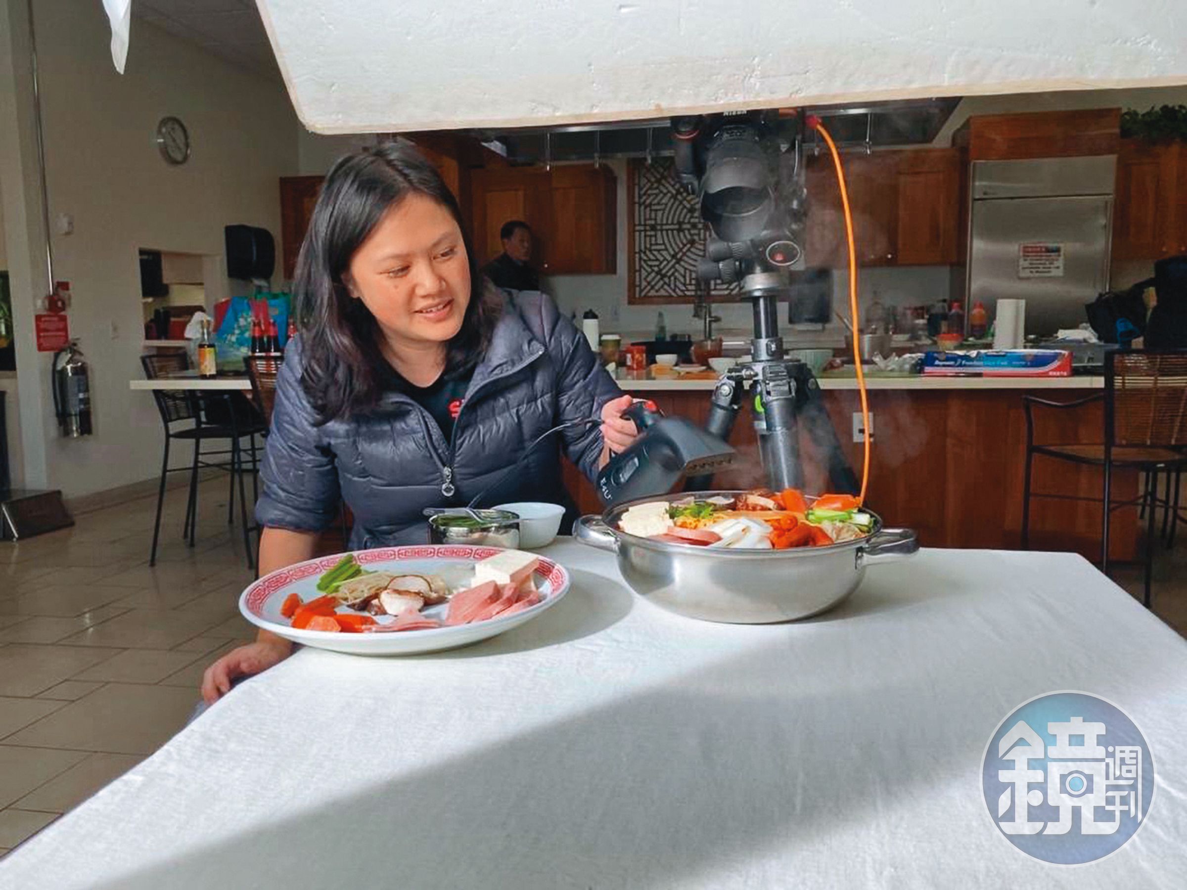 食物造型師隸屬於道具組，李宛蓉正借助外力讓火鍋看起來熱騰騰的。（李菀蓉提供）