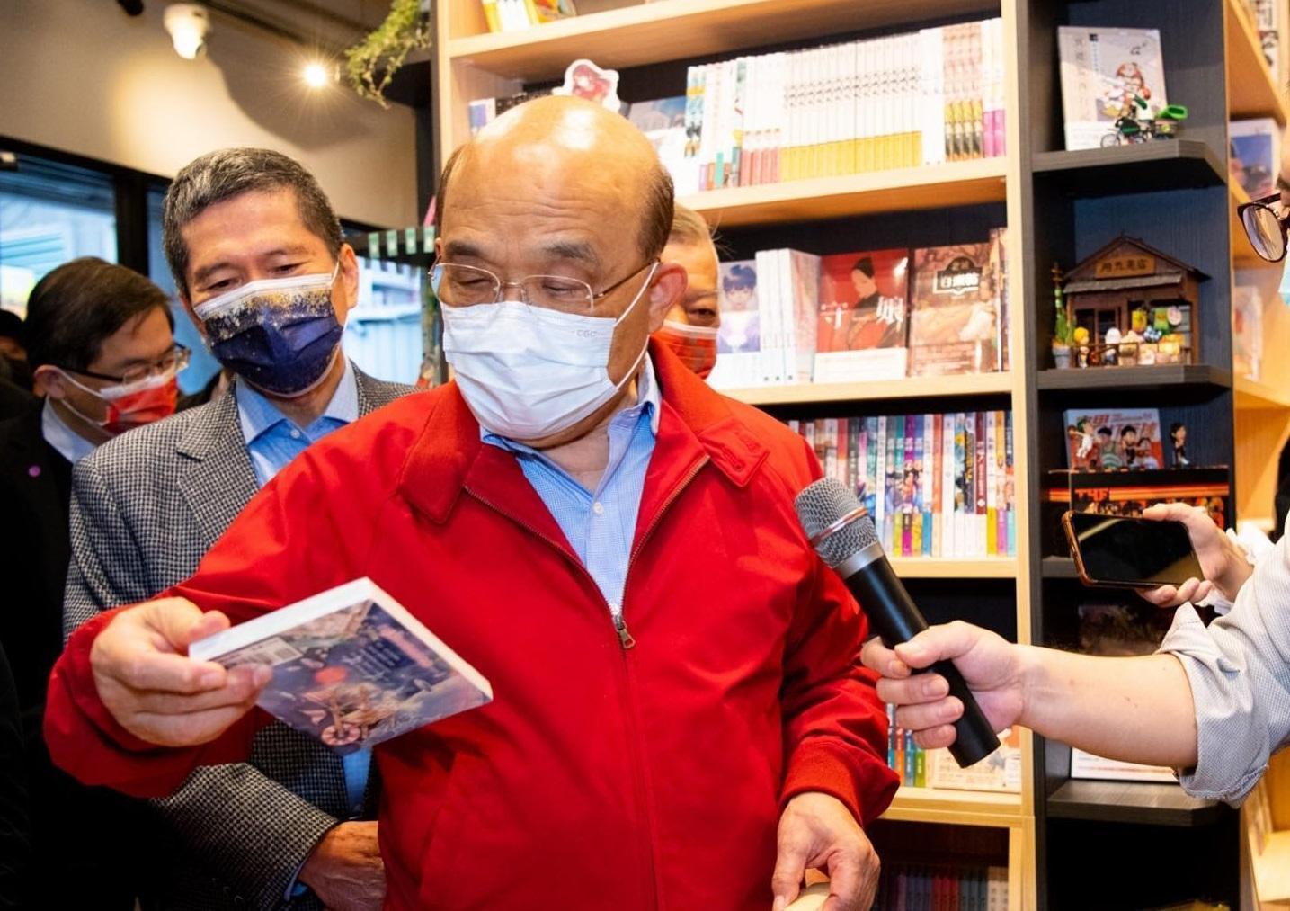 行政院長蘇貞昌昨(13日)用三倍券買漫畫送給孫女,不過發票上打了統編,引起爭議。(翻攝自蘇貞昌臉書)