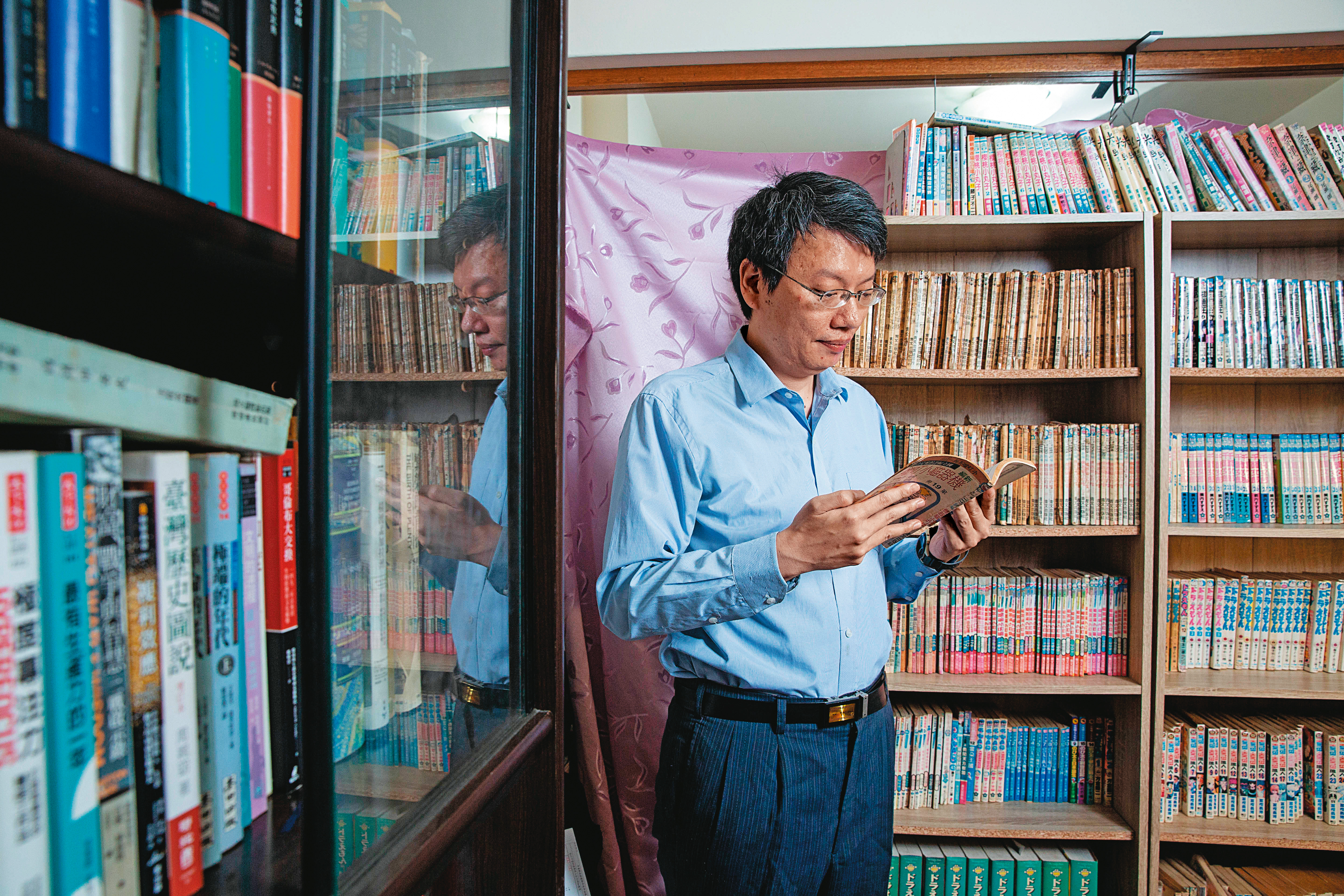 張遠在Ptt除了逛股票投資看板，就是逛各類動漫看板，他的家中有專門收藏漫畫《哆啦A夢》的書櫃。