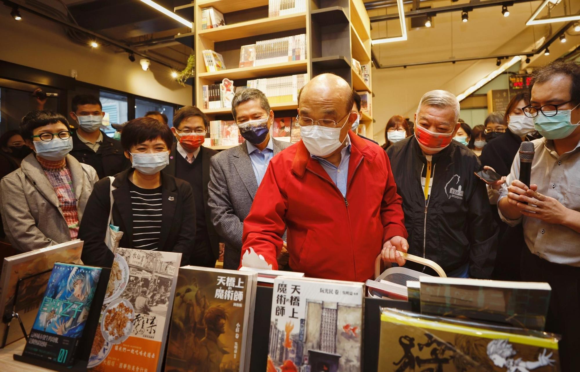 蘇貞昌13日在台灣漫畫基地用三倍券買漫畫給孫女。(文策院提供)