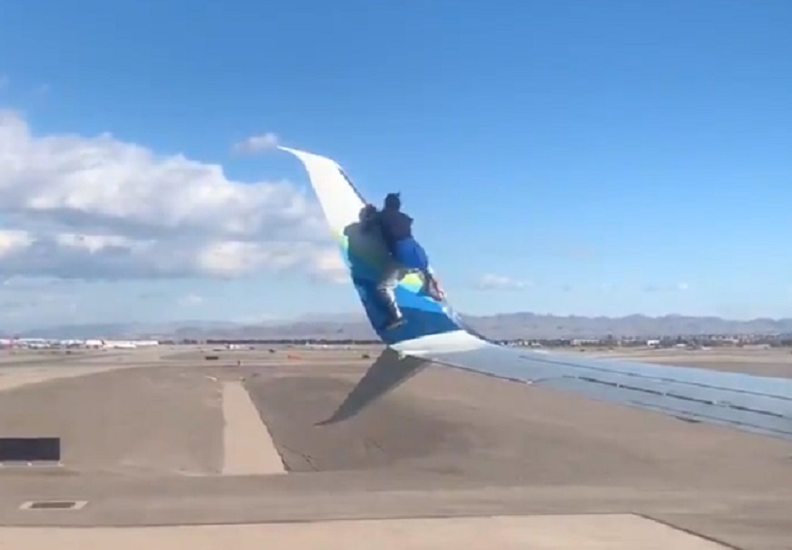 一名男子在機翼上行走，甚至想攀爬翼梢，讓機內乘客嚇了一大跳。（翻攝自推特@mickakers）