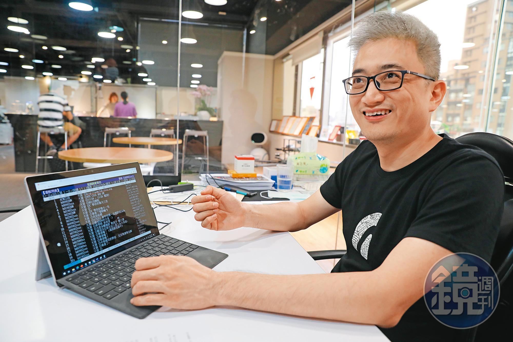 杜奕瑾在就讀台大資訊系大二時,以舊電腦、開源軟體架了Ptt,影響一個世代的BBS文化並活躍至今。