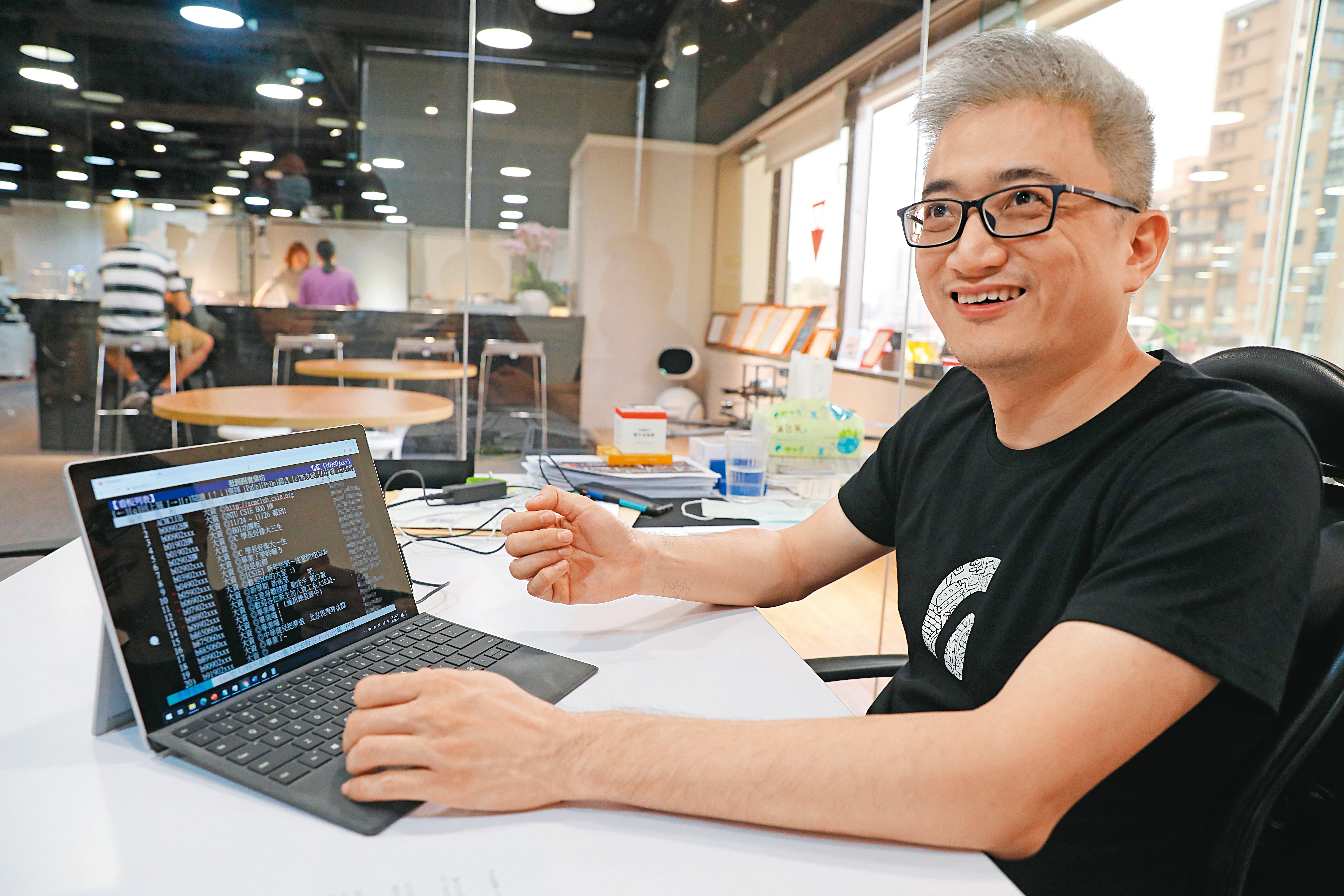 杜奕瑾在就讀台大資訊系大二時，以舊電腦、開源軟體架了Ptt，影響一個世代的BBS文化並活躍至今。