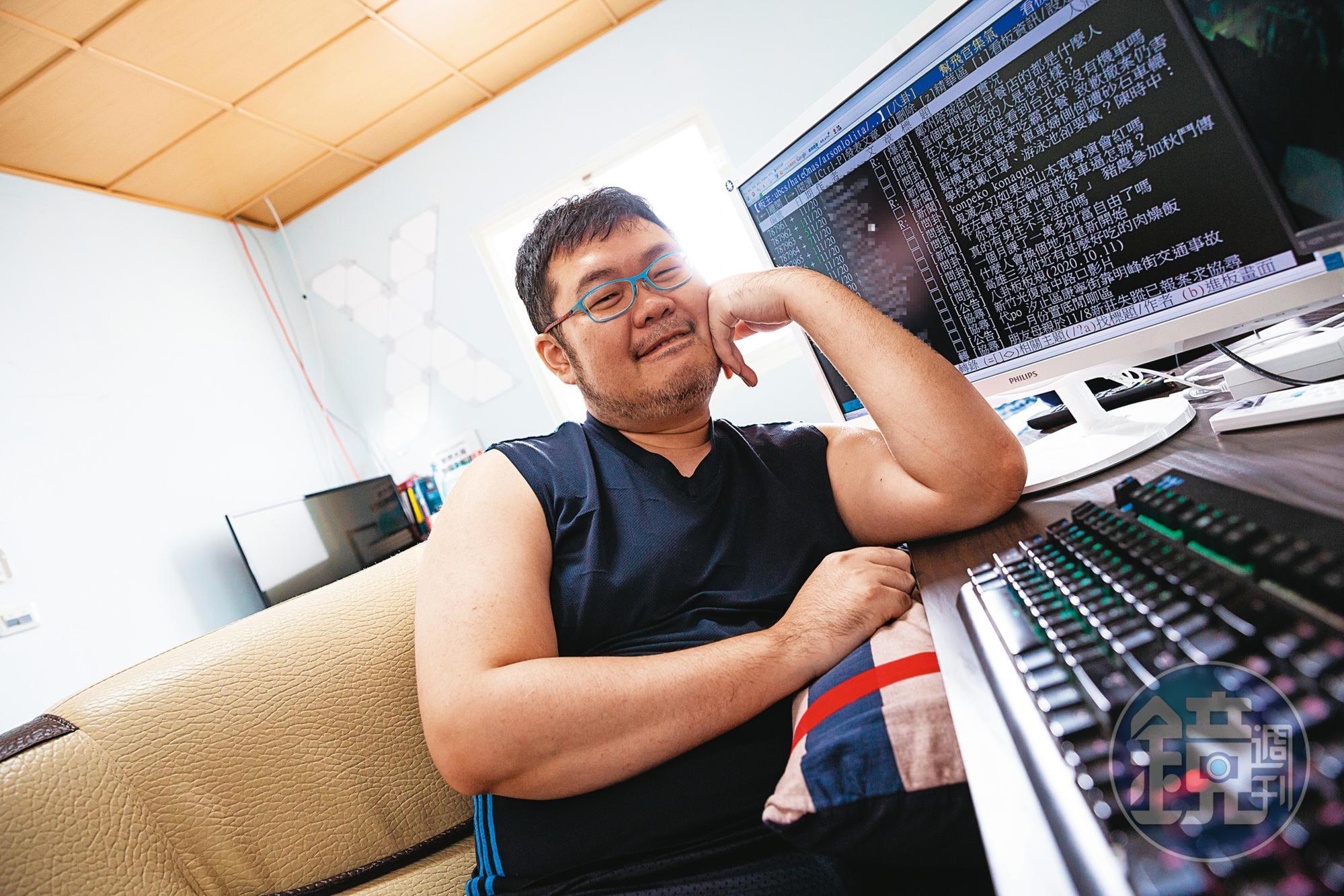 四叉貓的家中,床旁邊就是雙螢幕和鍵盤。