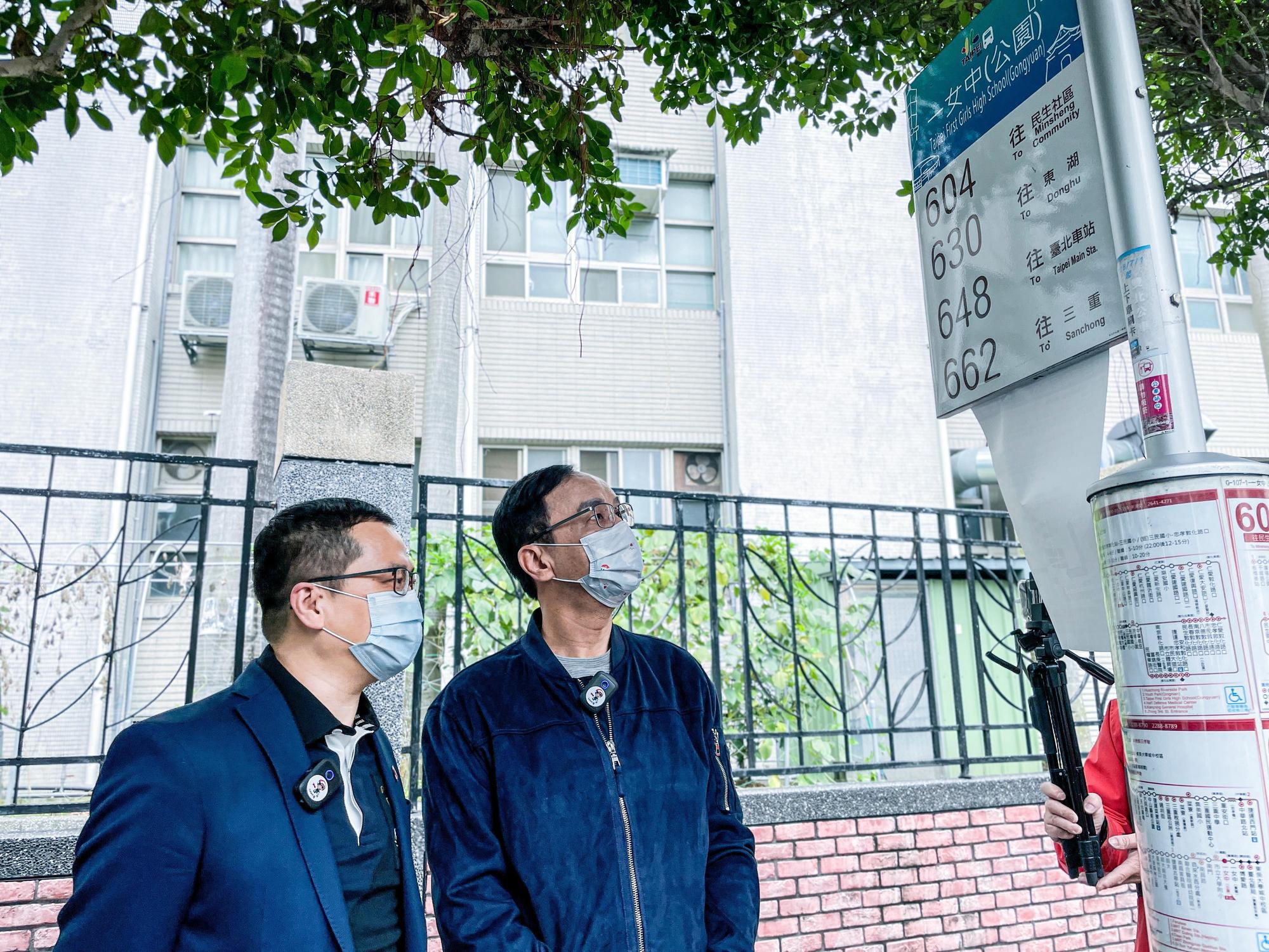 朱立倫與台北市議員羅智強購買52輛公車廣告,為中天新聞台關台事件打抱不平。(朱立倫辦公室提供)