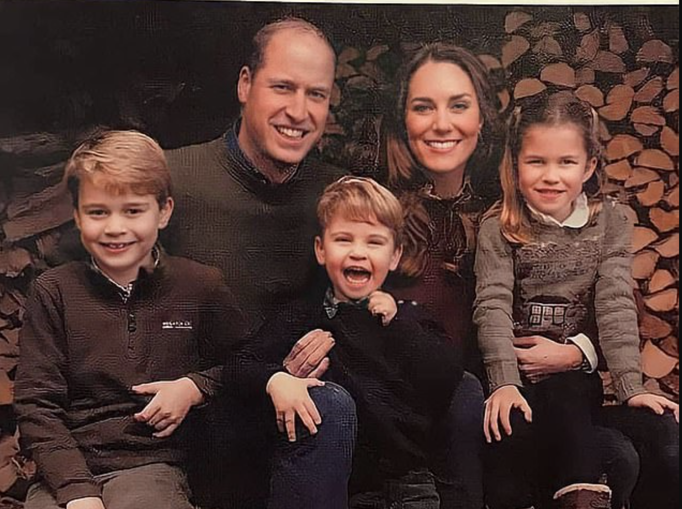 威廉王子與凱特王妃夫婦發送耶誕卡片，以答謝醫護人員過去一年的辛勞，在中間的路易小王子笑得非常可愛。（翻攝Royalty 101- Past and Present臉書）