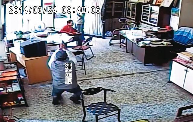 潘富順已經高齡80多歲,卻跪著向前來騷擾的紅衣男子求饒。(翻攝畫面)