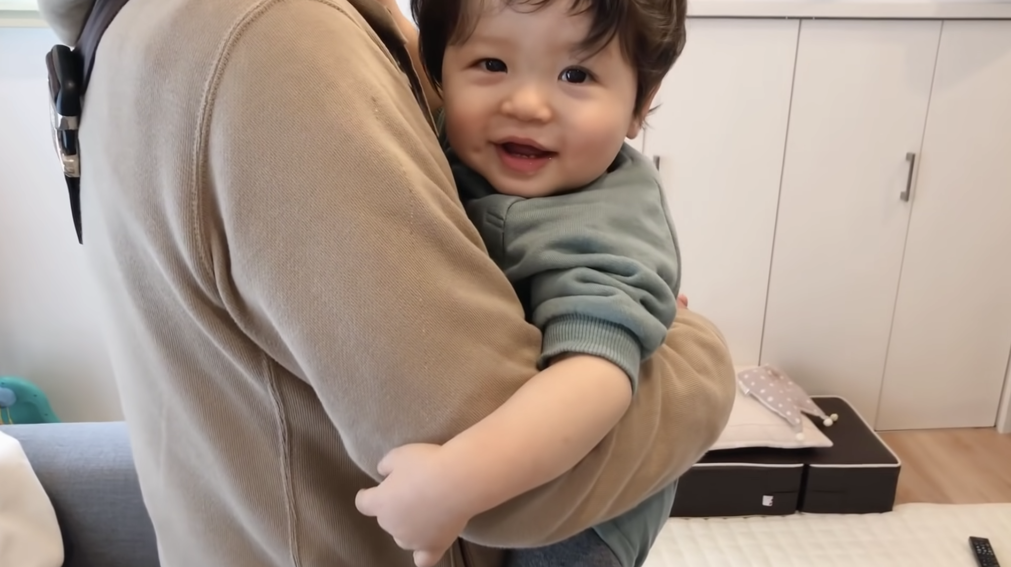 小男孩抱著爺爺不讓他回家。（翻攝影片畫片）