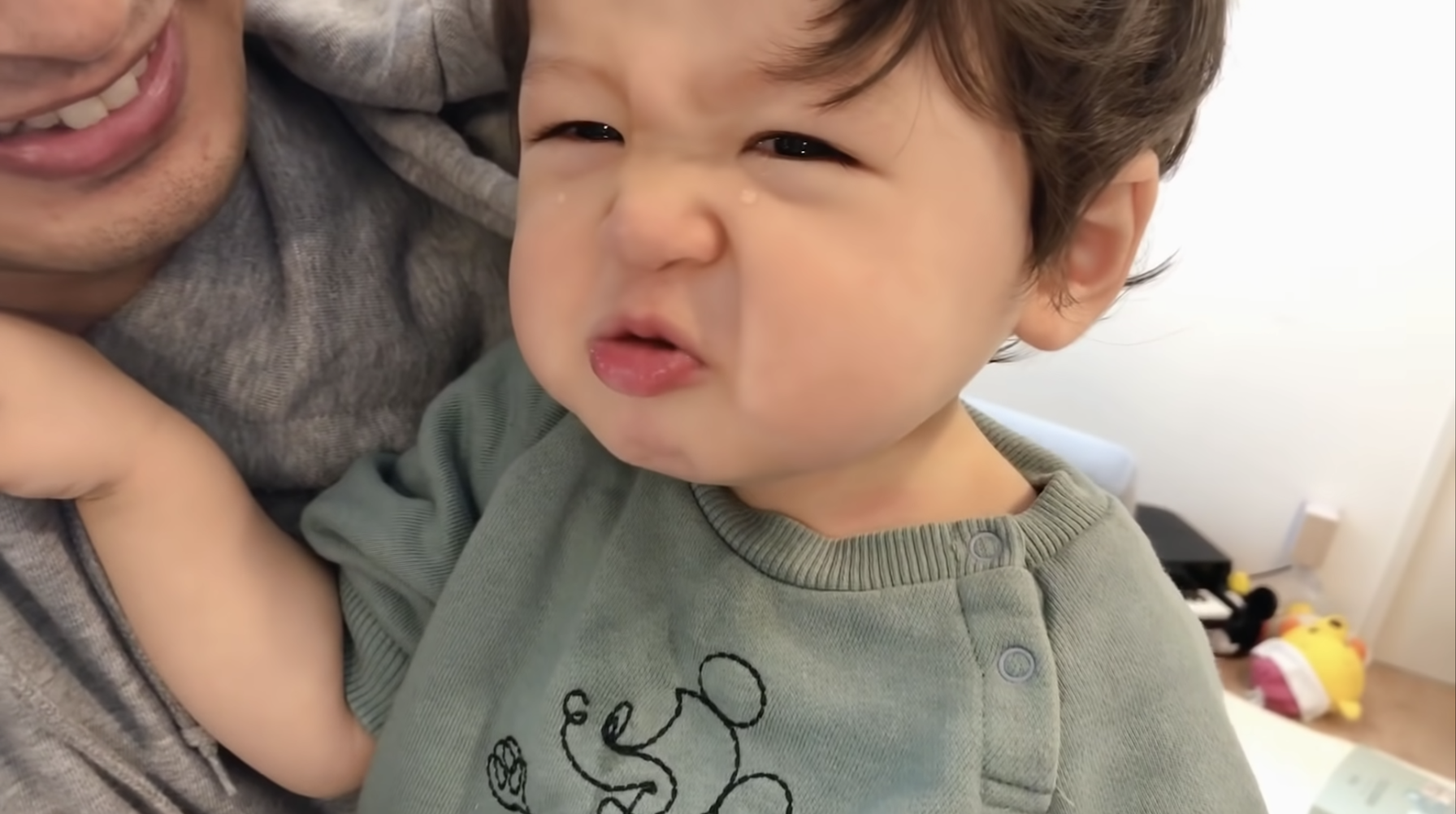 小男孩哭到臉都皺了起來。（翻攝影片畫片）