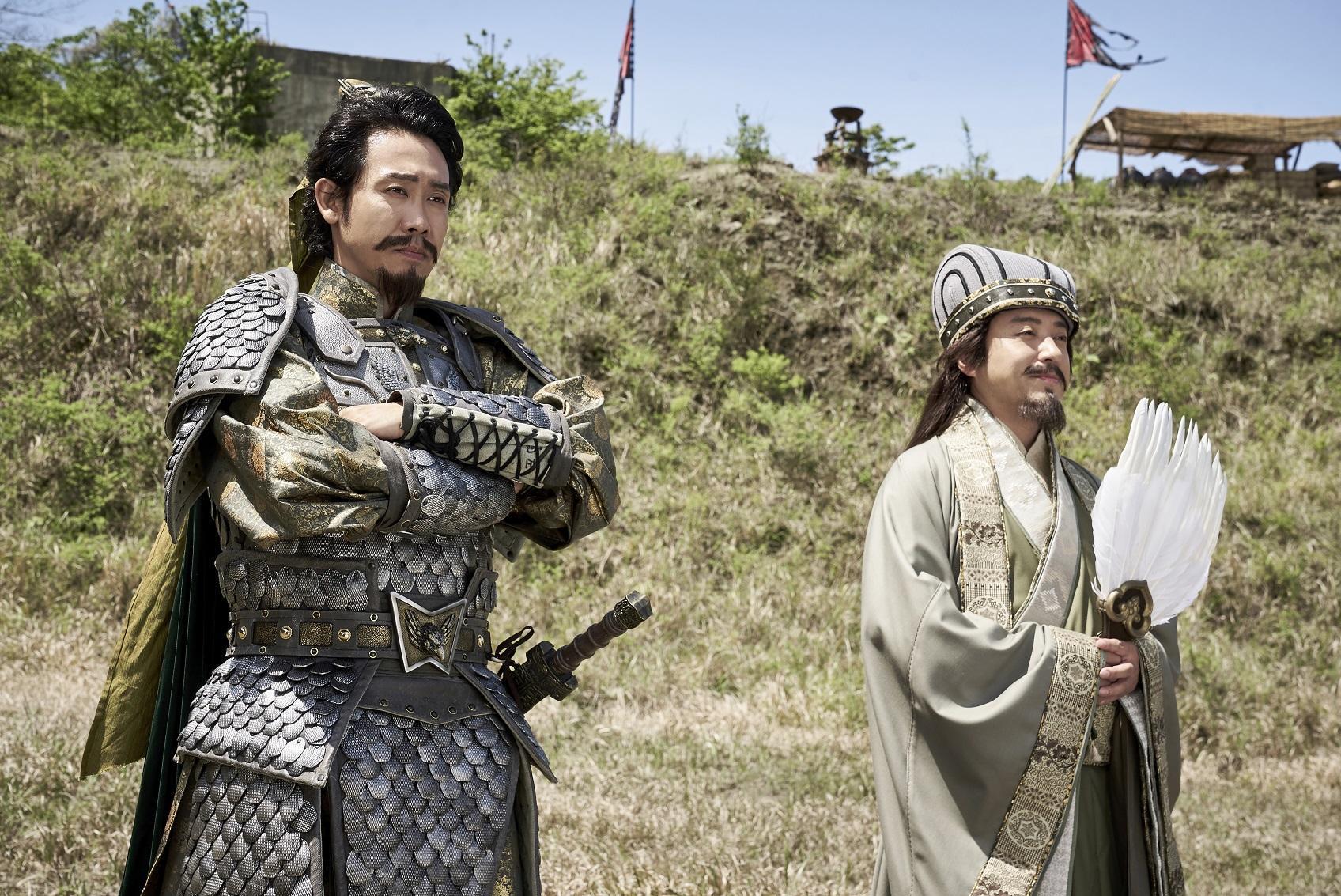 由大泉洋(左)和室剛主演的《新解釋.三國志》在台上映首週週末熱賣350萬,榮登新片票房冠軍。(車庫娛樂提供)