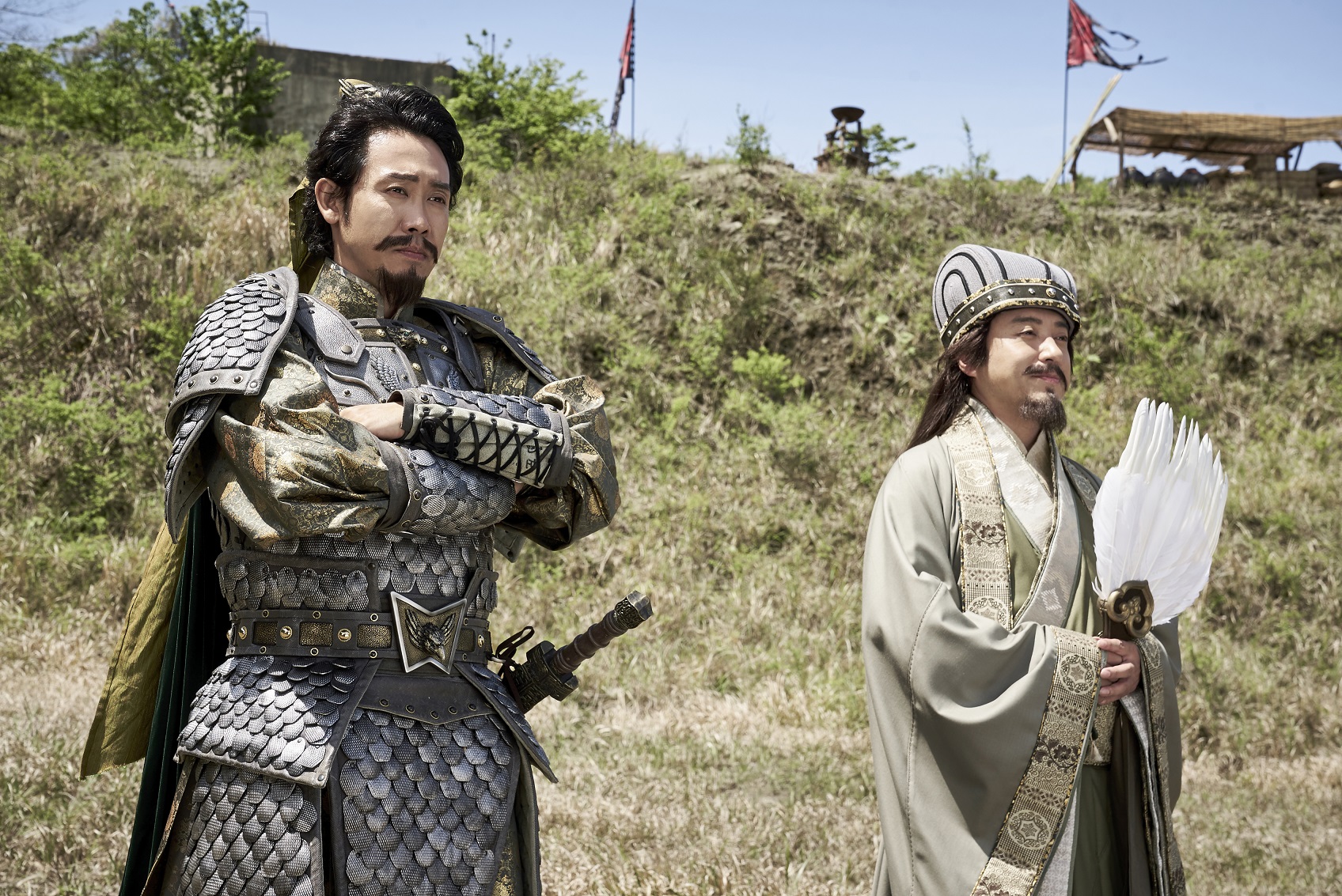 由大泉洋（左）和室剛主演的《新解釋．三國志》在台上映首週週末熱賣350萬，榮登新片票房冠軍。（車庫娛樂提供）