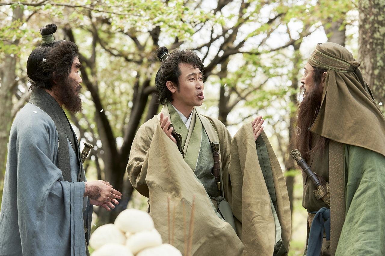 《新解釋.三國志》重現「桃園三結義」,卻搞笑選在櫻花樹下進行。(車庫娛樂提供)