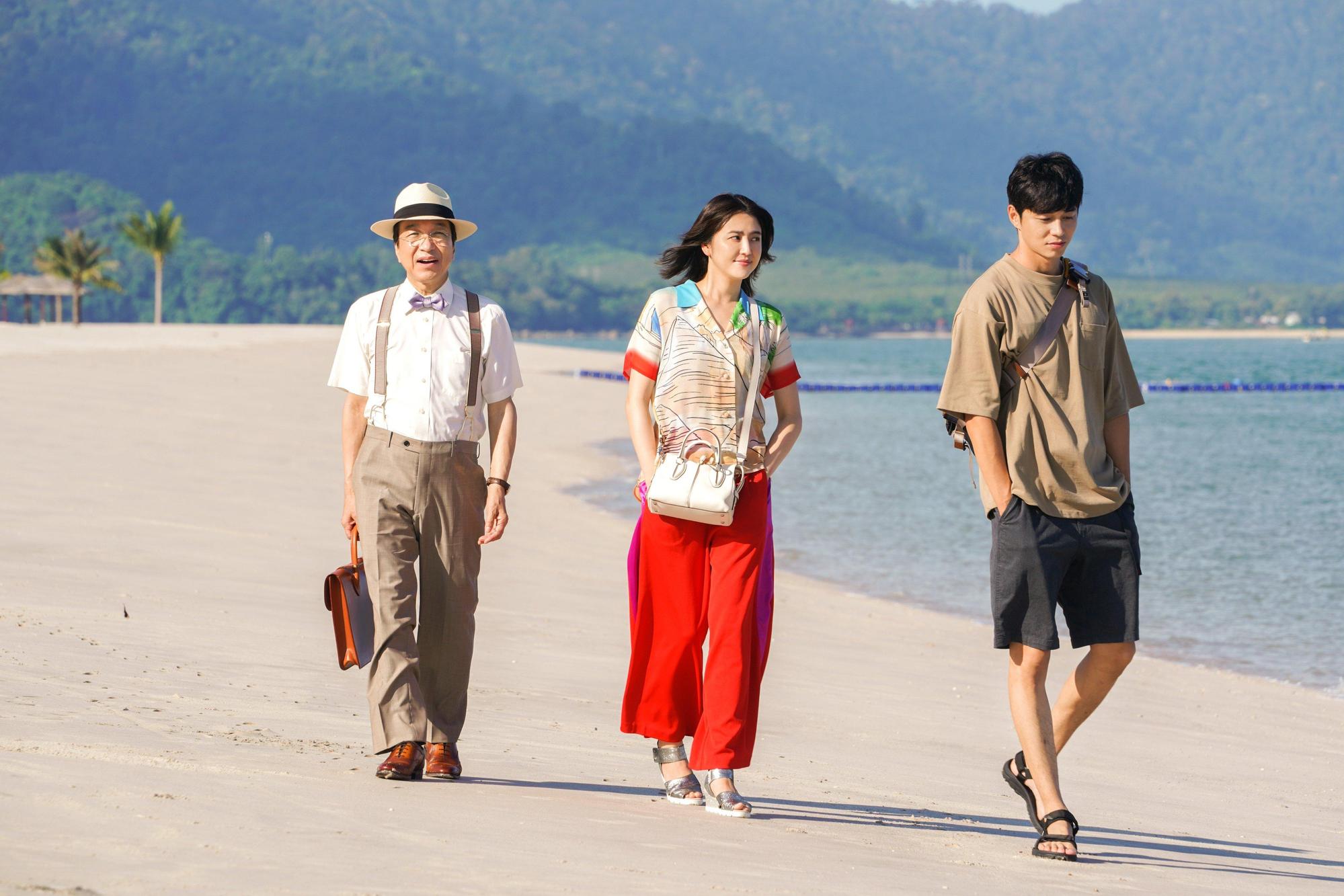 長澤雅美(中)、東出昌大(右)、小日向文世主演的《信用詐欺師JP:公主篇》遠赴馬來西亞取景拍攝。(翻攝自官方Twitter)