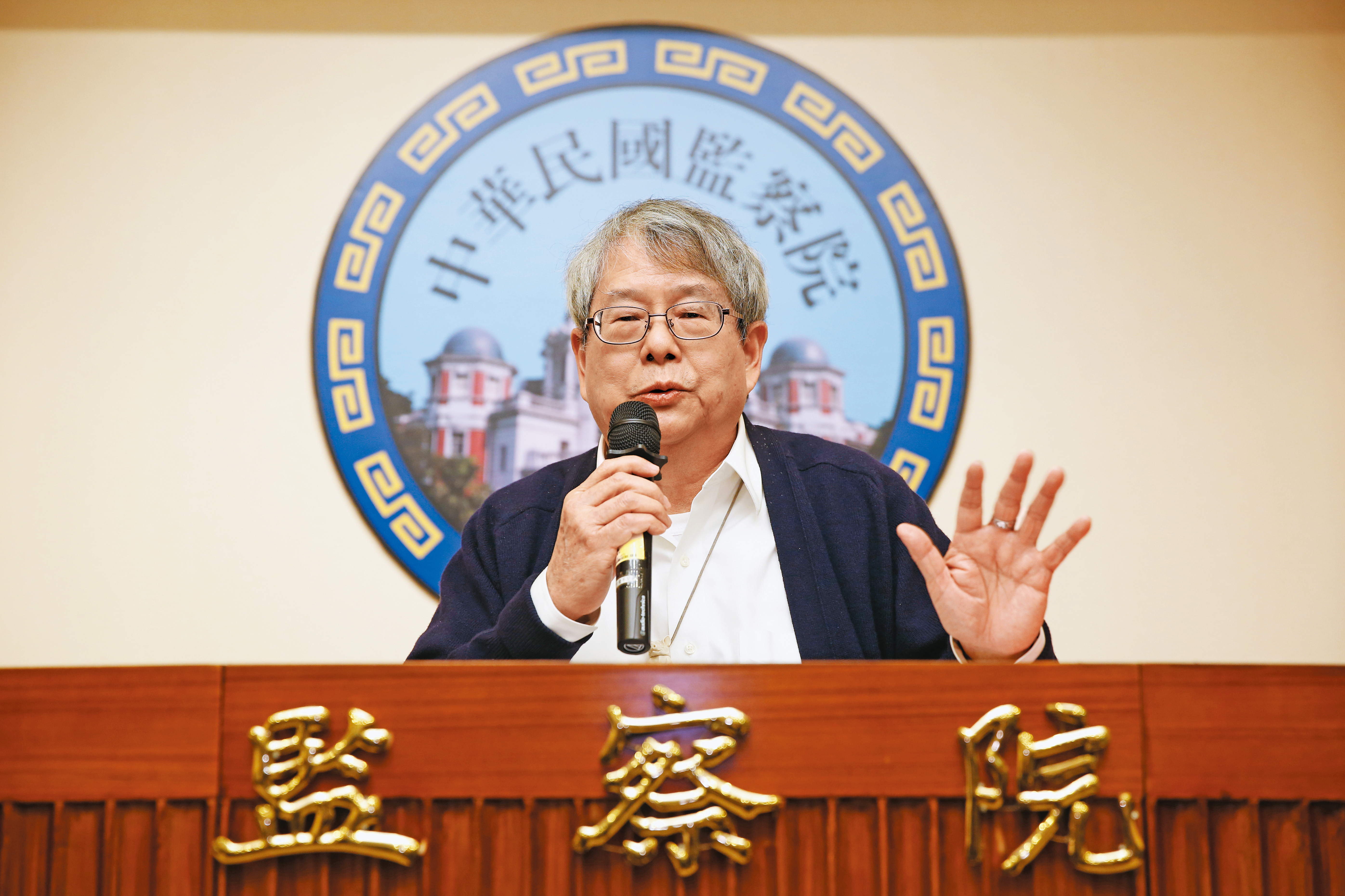 陳師孟上台之初，意氣風發，但仍參不透官場硬道理，不曉得他只是民進黨整個政治結構大格局裡，1顆可被取代的螺絲釘。