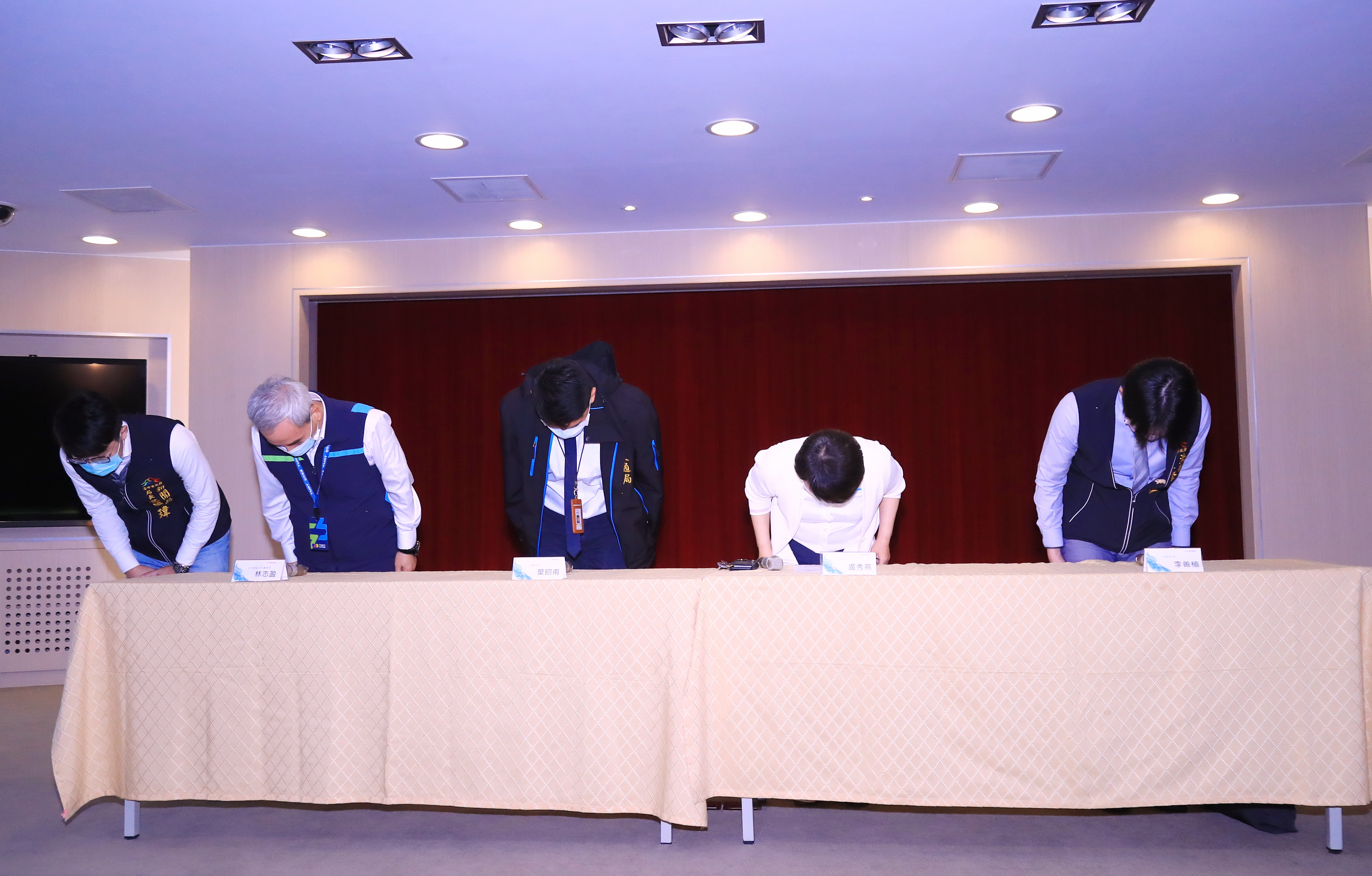 確定延後通車，盧秀燕率交通局長葉昭甫等官員向市民道歉。（市府提供）