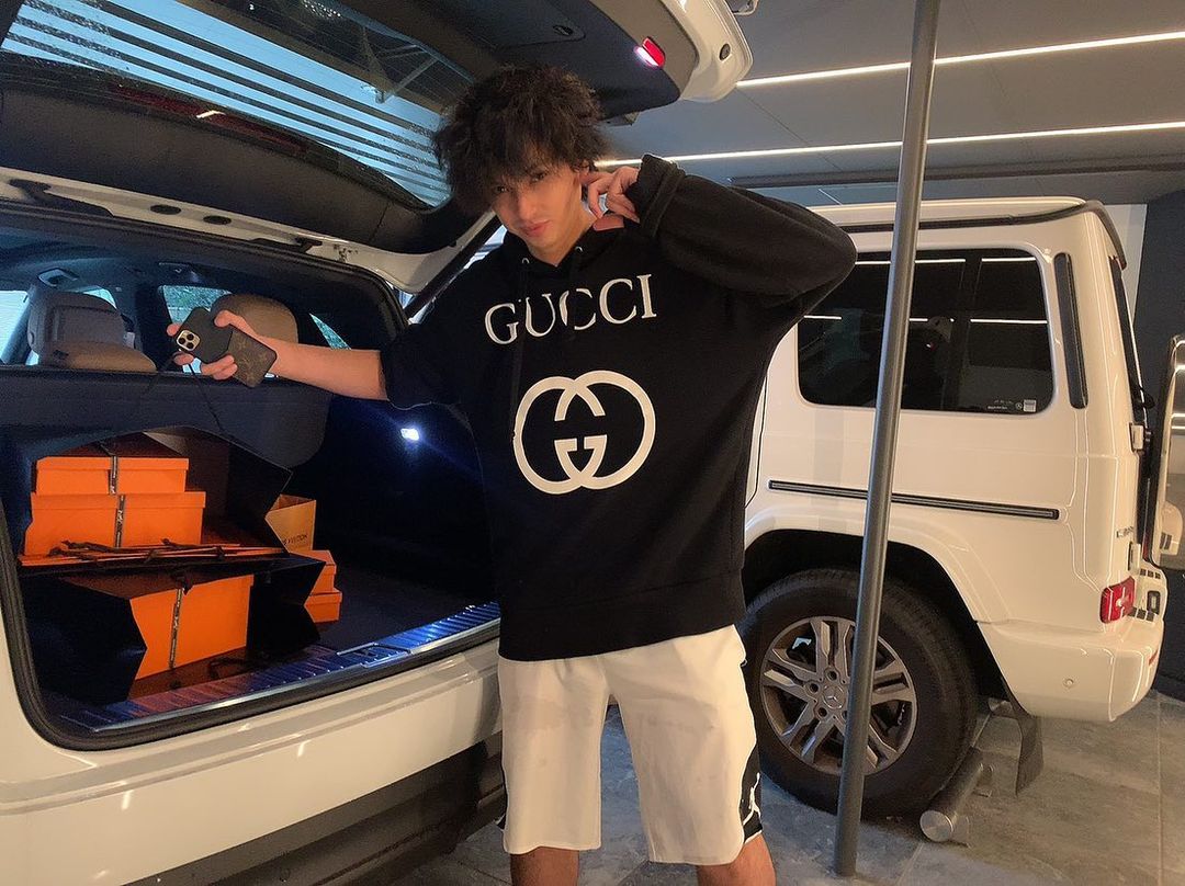 亞歷山大先前外出幫小孩買愛馬仕毛巾，也順便幫老婆買了包包，出手闊氣。（翻攝自亞歷山大Instagram）