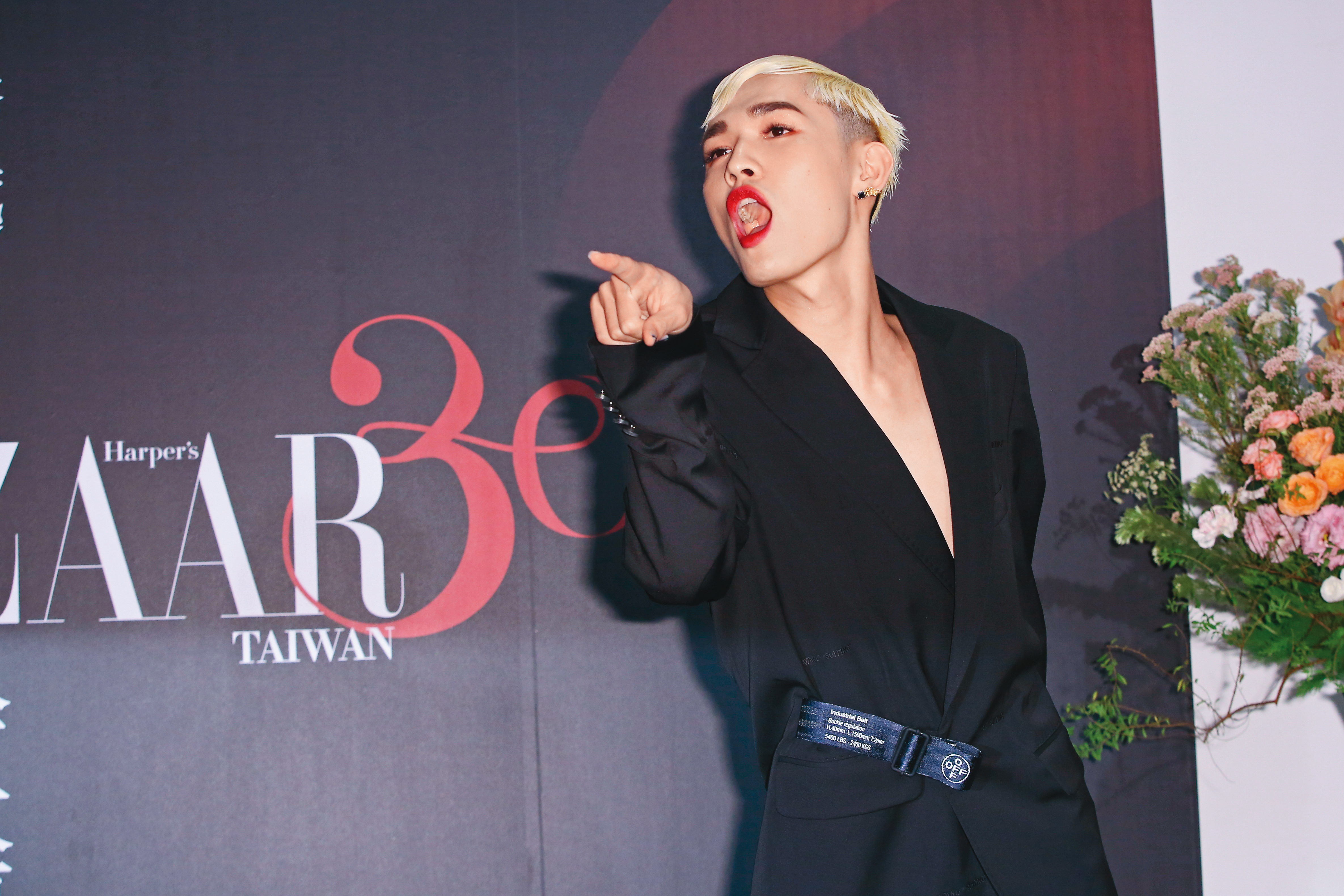 鍾明軒祕密計畫明年發片，將和華納唱片合作。