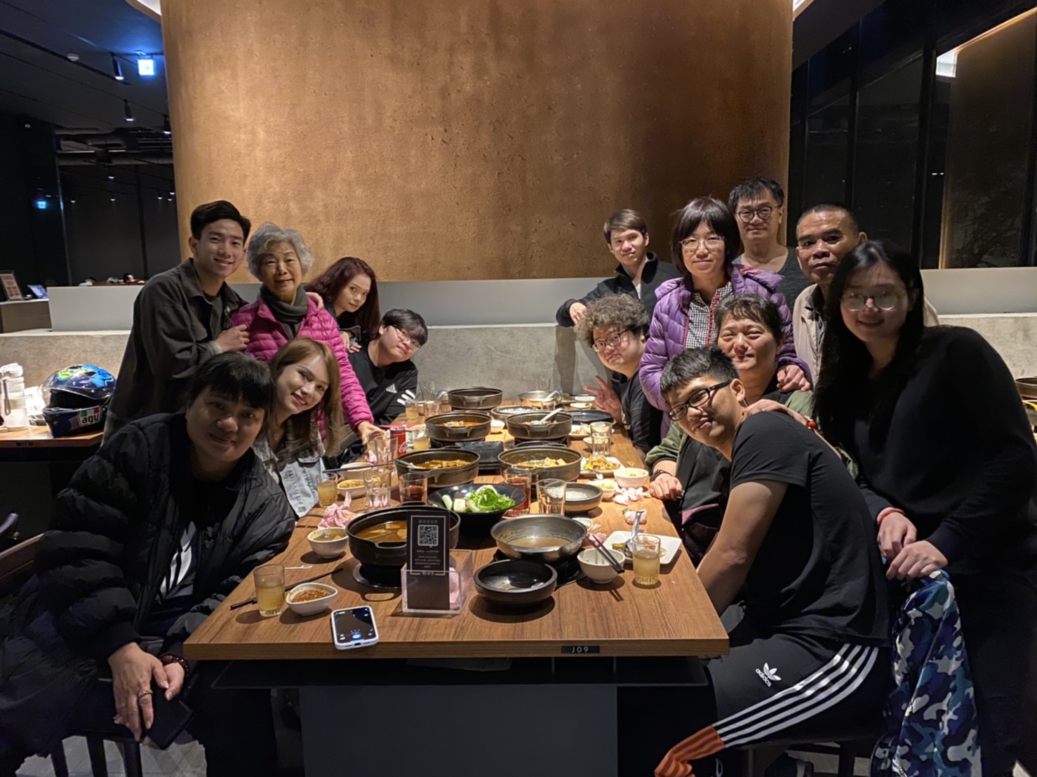 小A辣和家人聚餐，家族全都支持小A辣變性的決定。（小A辣提供）