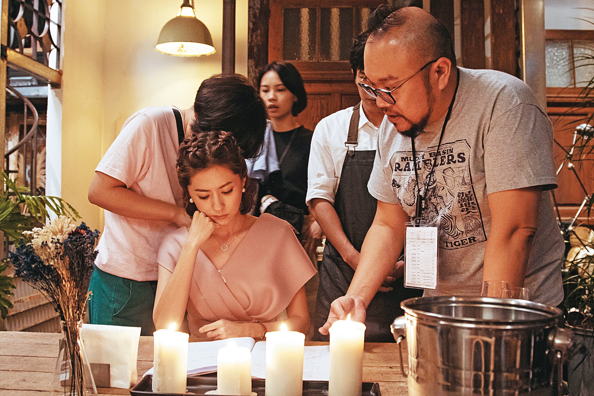 葉天倫（右一）參與劇本改編，現場協助解說，幫助演員入戲。（HBO Asia提供）