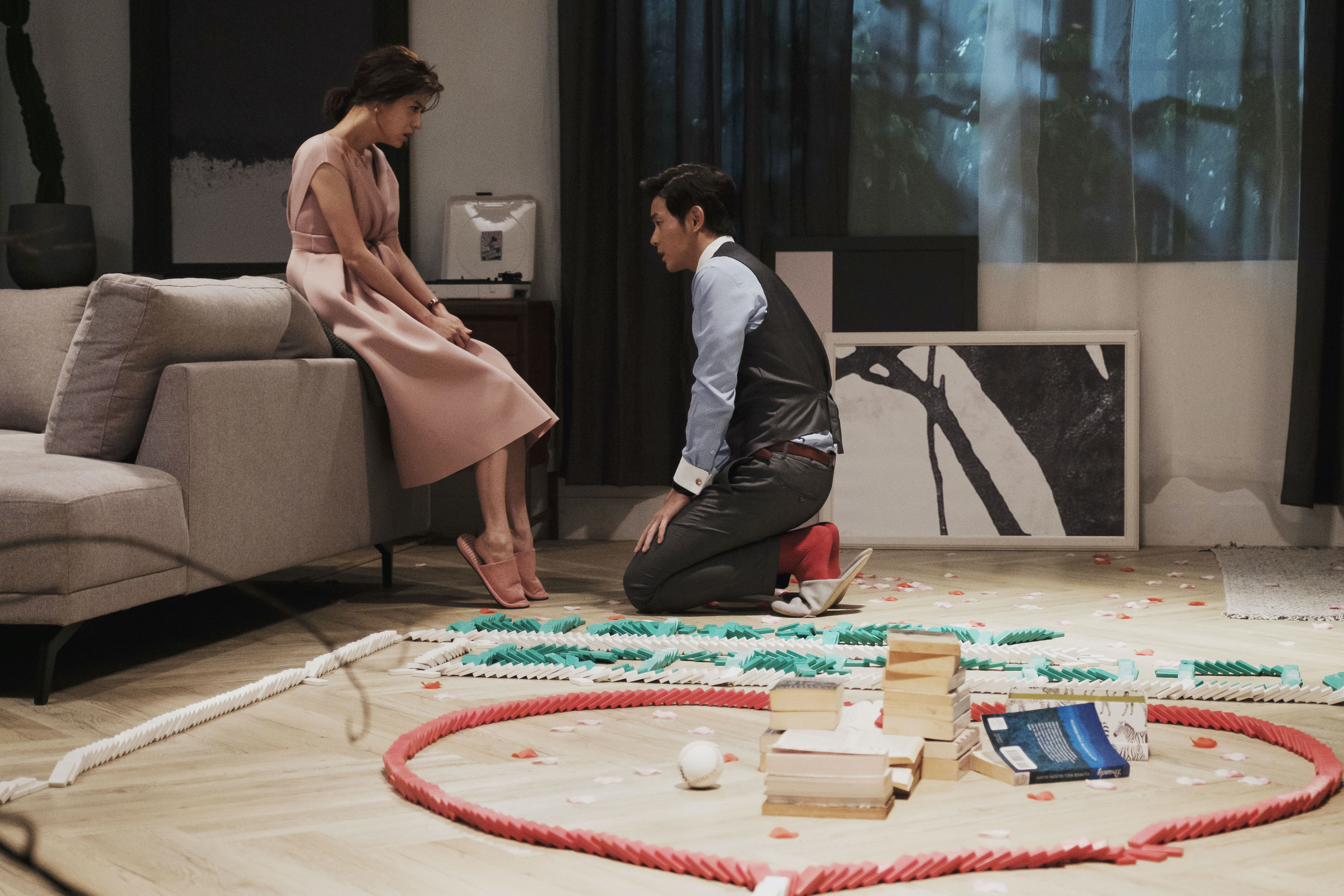 宥勝在《戒指流浪記》骨牌示愛林予晞。（晴天影像提供）