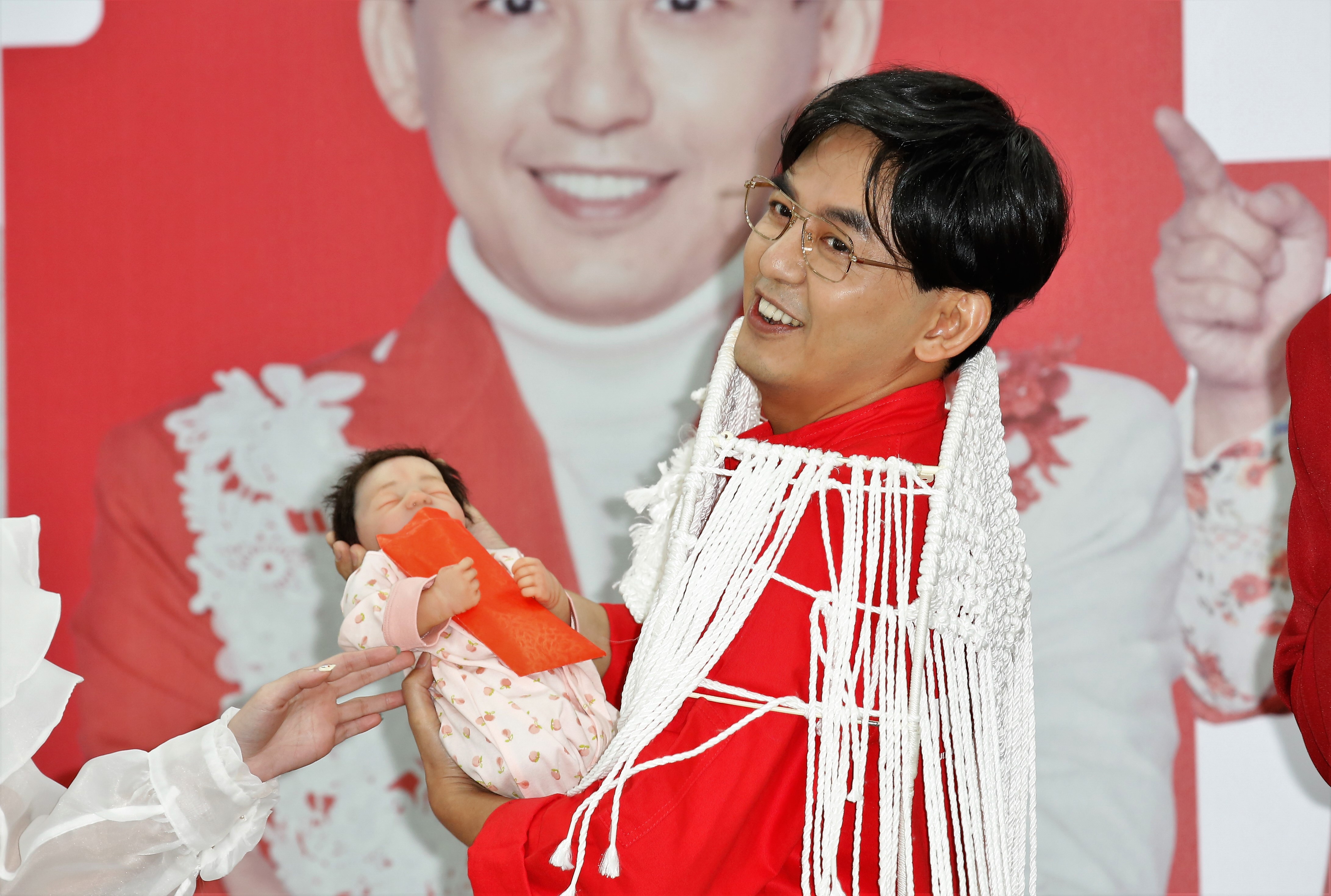 近來努力「做人」的黃子佼透露認識孟耿如7年，近日第一次看見老婆主動做家事，讓他開心不已。