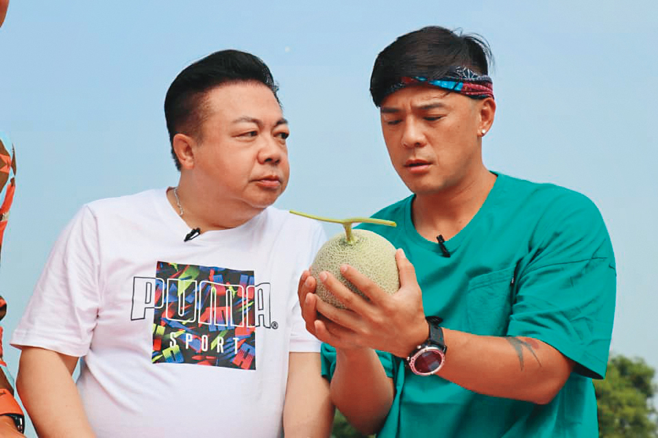 董至成(左)兼任直播主後,也會跟其他藝人合作,為商品衝買氣。右為竇智孔。(翻攝自董至成臉書)