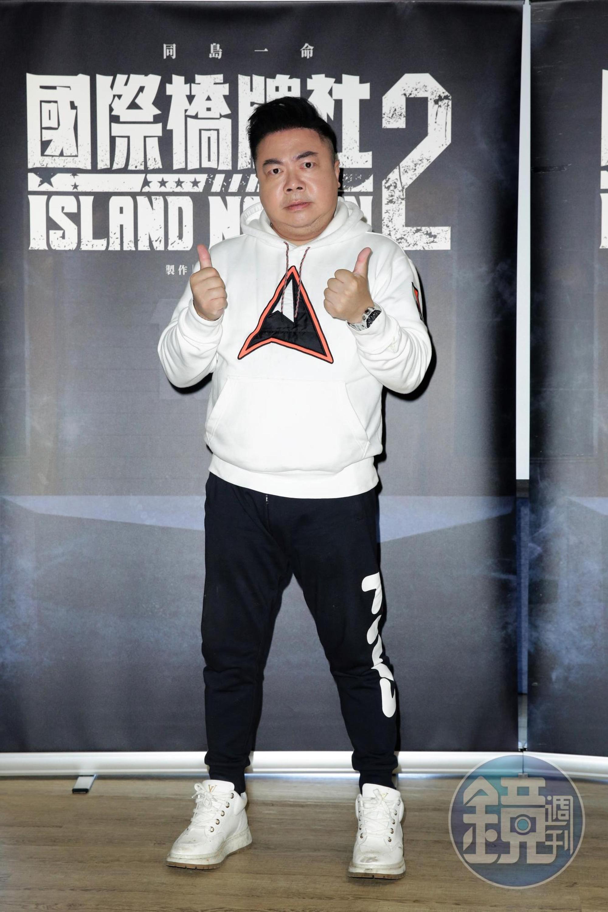 過去總在偶像劇演主角父親的董至成,這次在《國際橋牌社2》中飾演電視台老董,還與吳怡霈有吻戲讓他直呼賺到了。