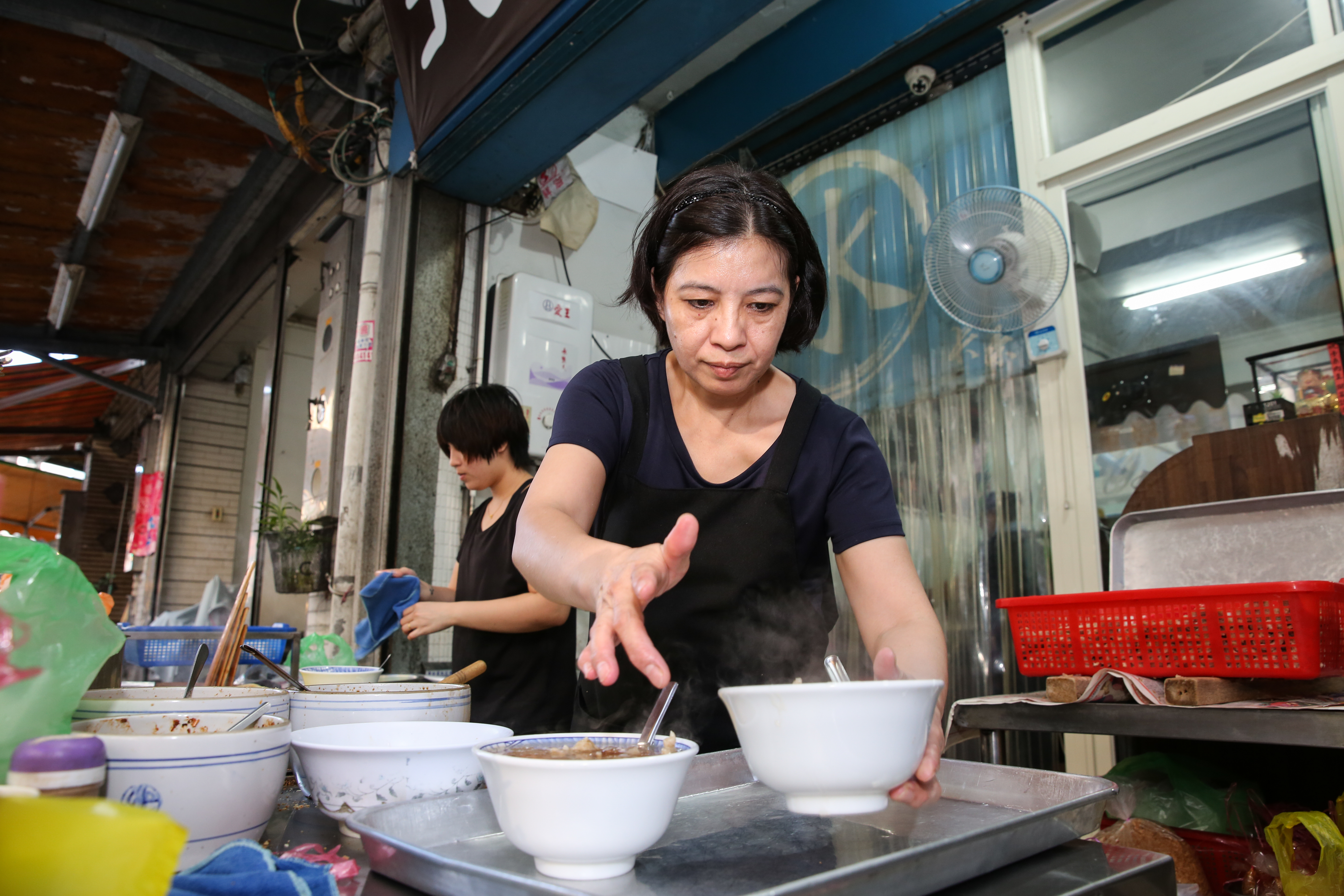 2年半前，因前夫欠下鉅額賭債離家的林秀圓（右），也回到宜蘭開設「北門蒜味肉羹-宣（卡桑）」。