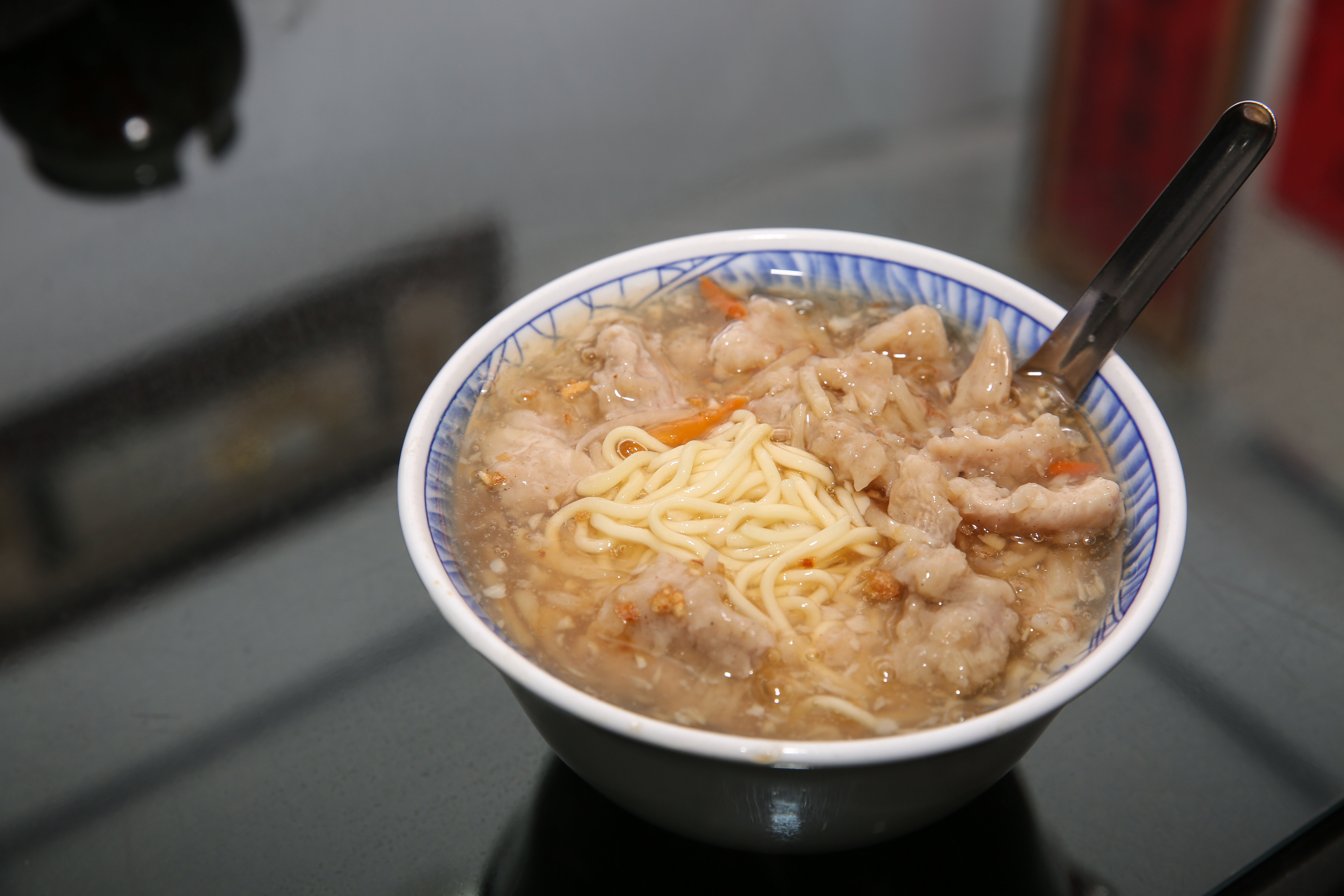林秀圓回到故鄉開設北門蒜味肉羹-宣（卡桑），賣起母親的手藝蒜味肉羹。圖為蒜味肉羹麵。（55元／碗）
