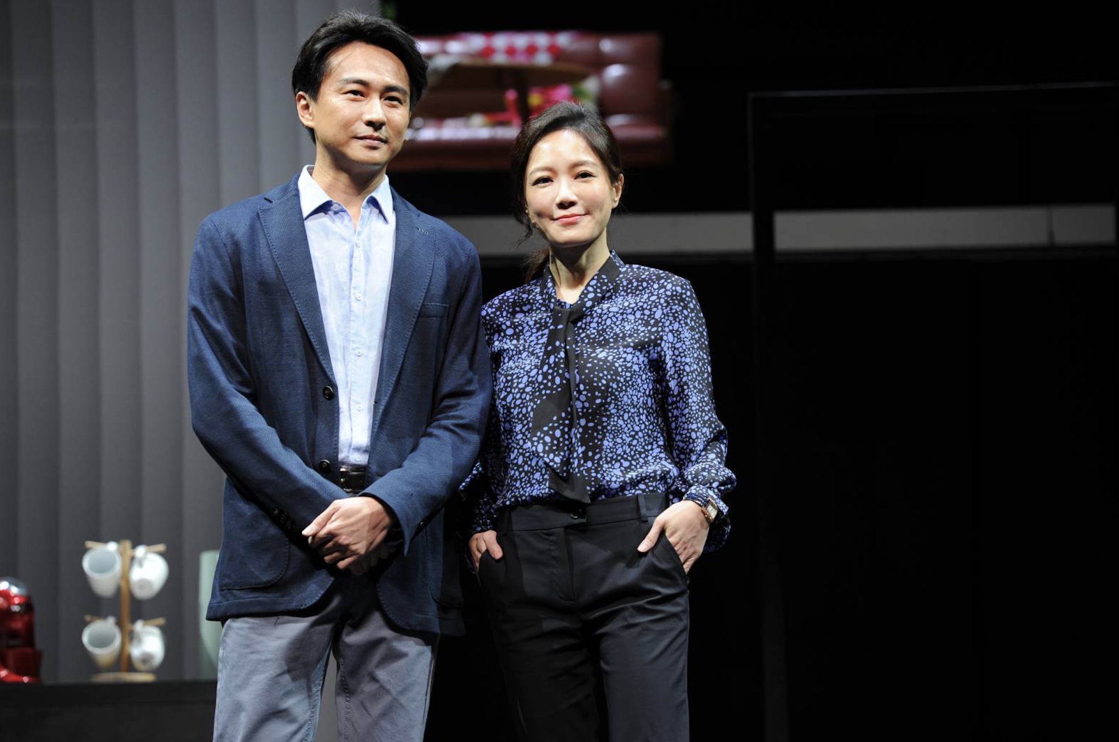 尹馨(右)與狄志杰演出故事工廠舞台劇《我們與惡的距離》全民公投劇場版。(故事工廠提供)