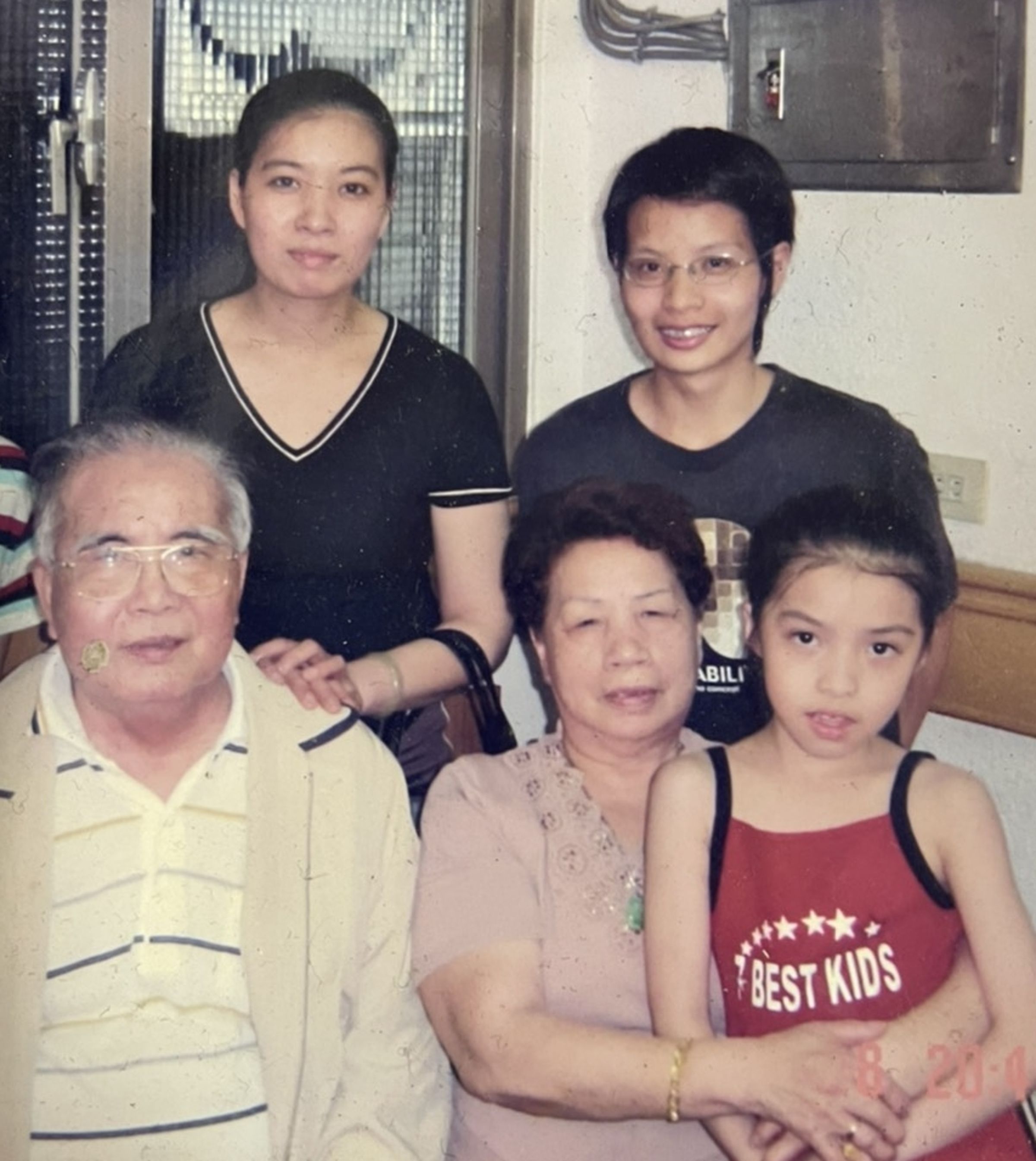 林秀圓（後左）是潘美職（前中）第7個女兒，過去曾與弟弟林佳宏共同經營老店。（林秀圓提供）