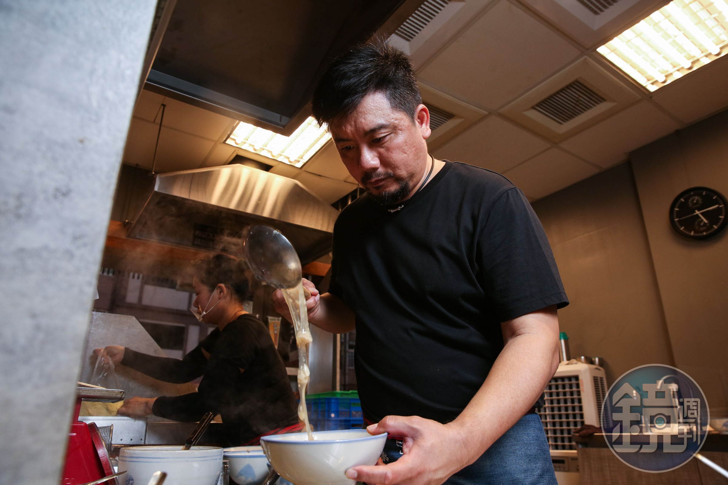 林秀圓離開老店後另開傳承肉羹，形成姊弟競爭，林佳宏也在老店50公尺外開二店因應。