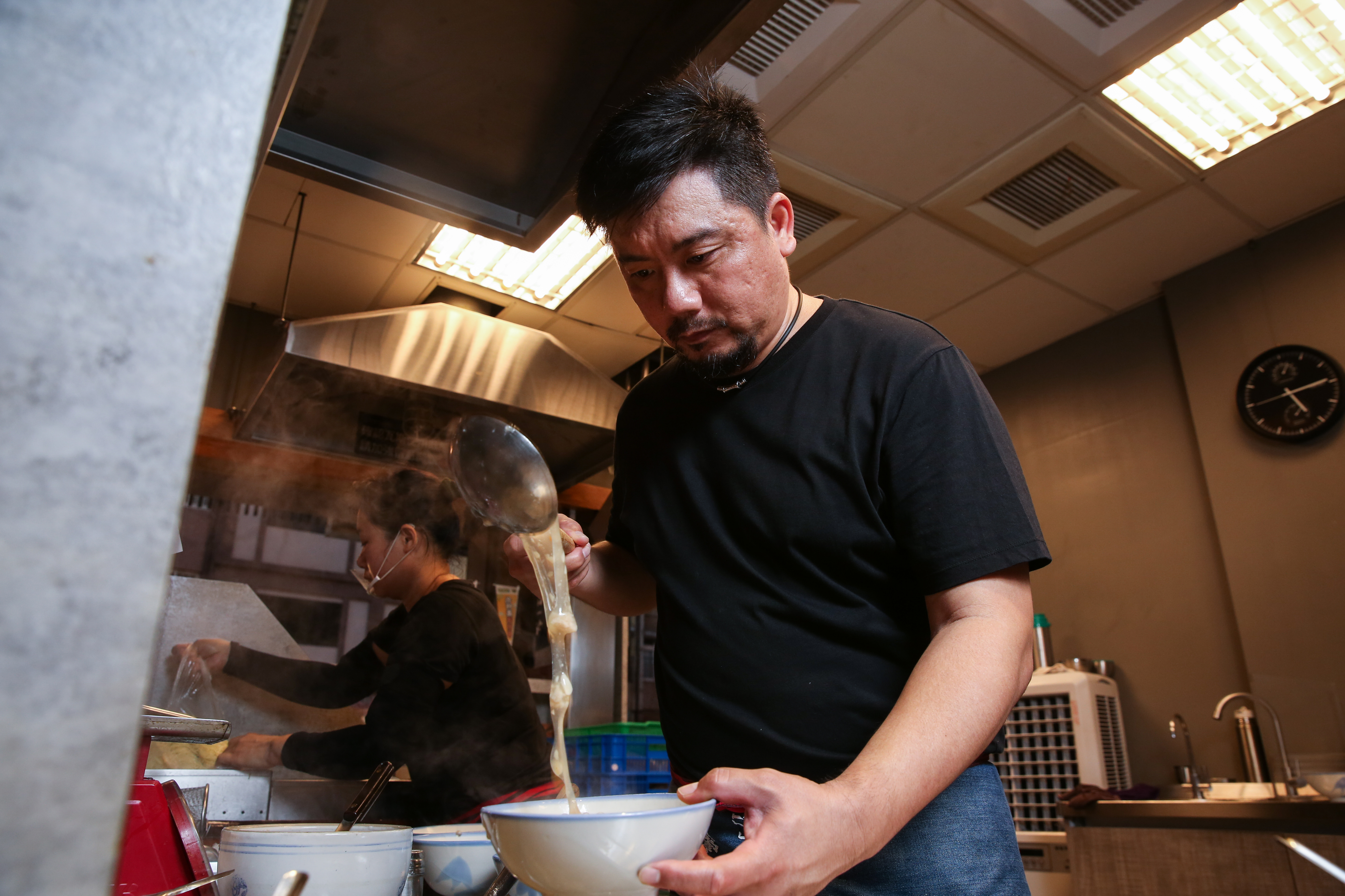 林秀圓離開老店後另開傳承肉羹，形成姊弟競爭，林佳宏也在老店50公尺外開二店因應。