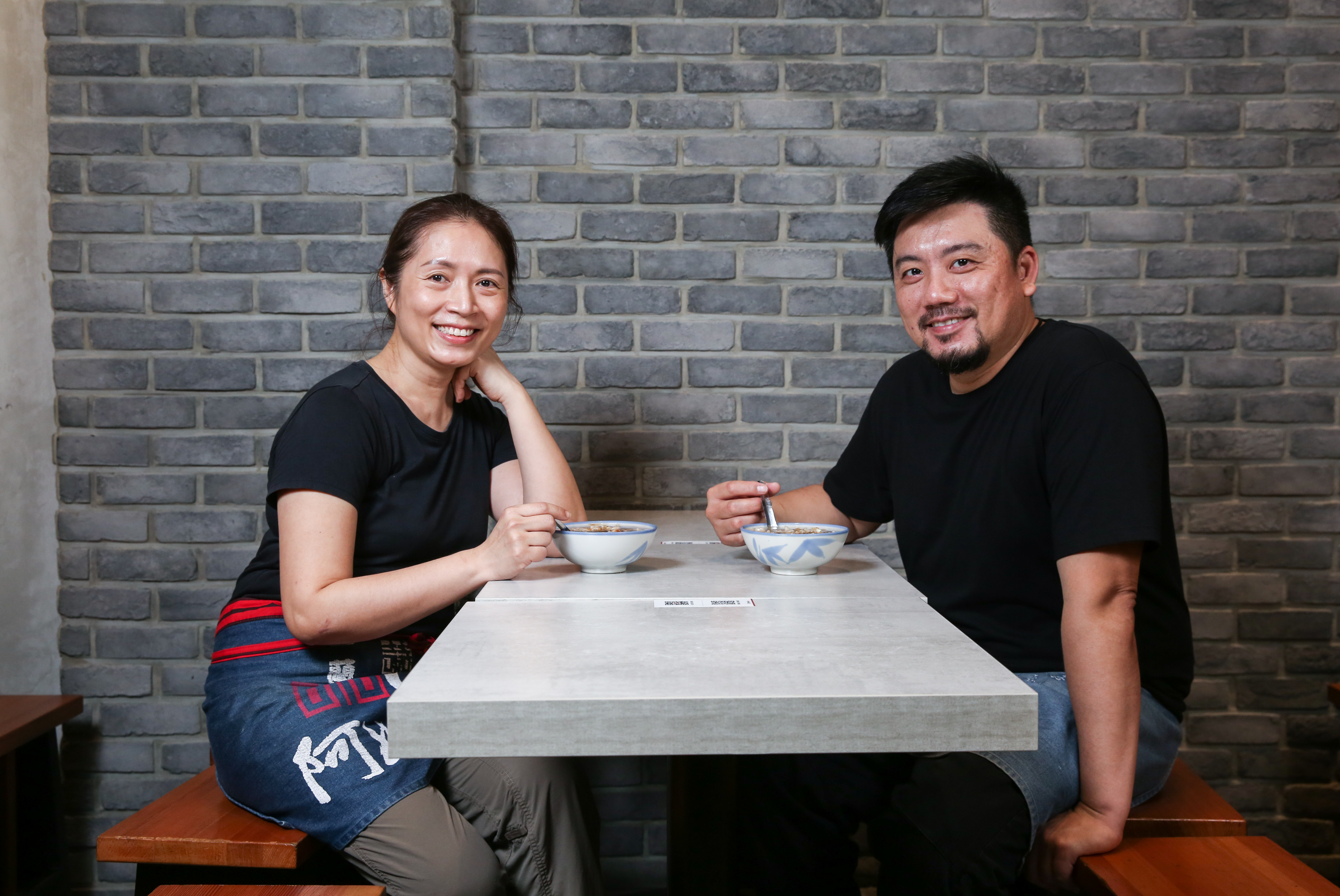 林秀圓遠走他鄉，林佳宏（右）則固守老店。為了應付假日人潮，夫妻倆時常清晨5點就得到店裡備料，太太莊雅惠（左）因太過操勞病倒。