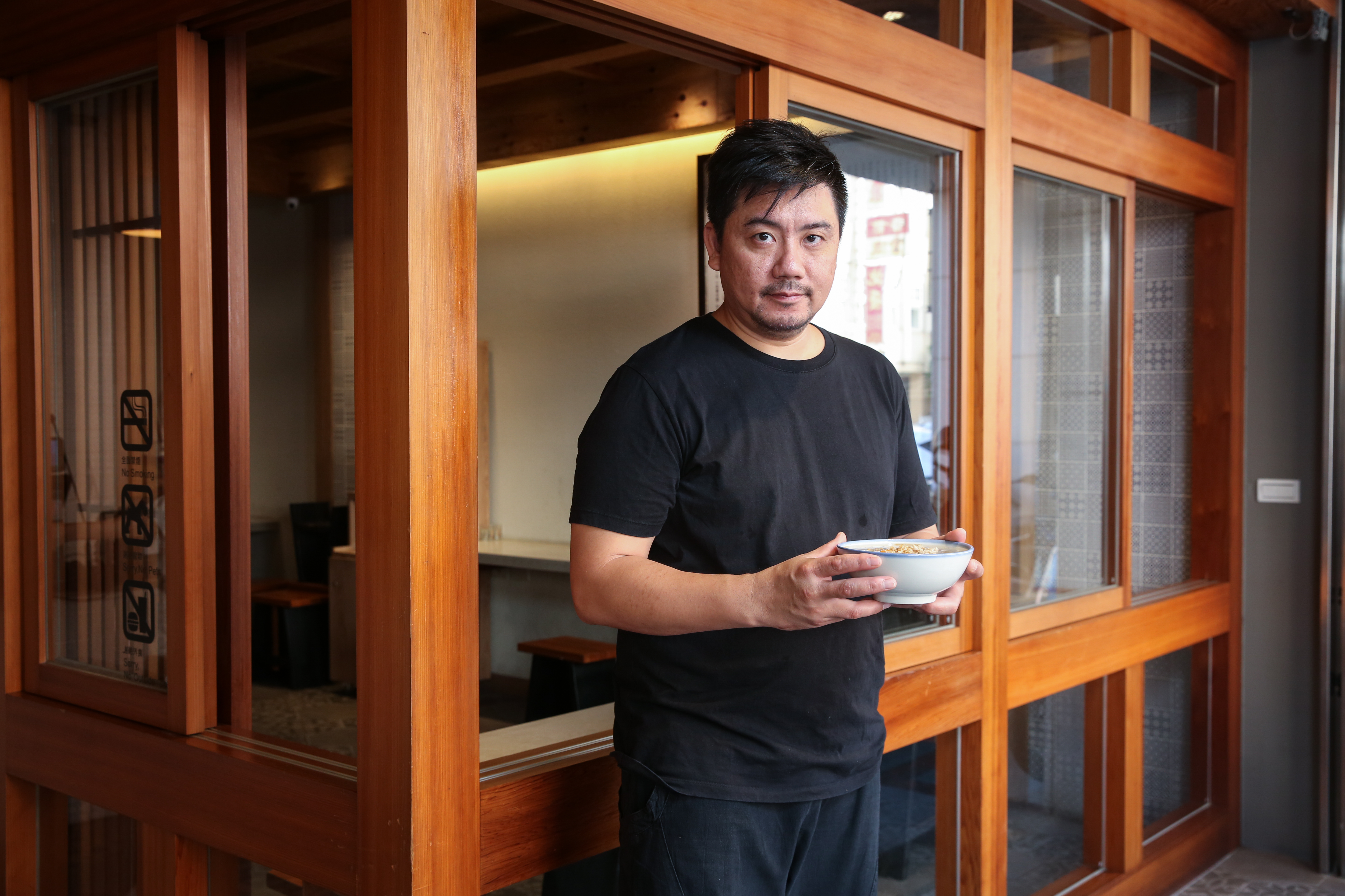 林佳宏在太太病倒後，選擇捨棄觀光人潮最多的週日，固定週休二日，放慢腳步經營。