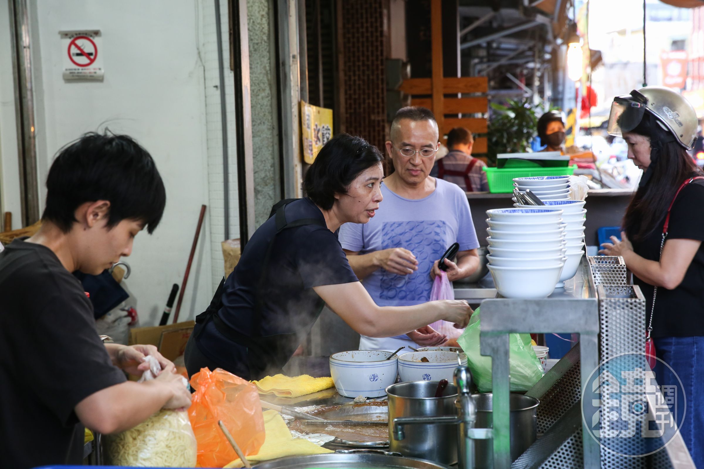 林秀圓（左2）回到宜蘭開店後也重新振作、面對債務，現和3個女兒共同經營。