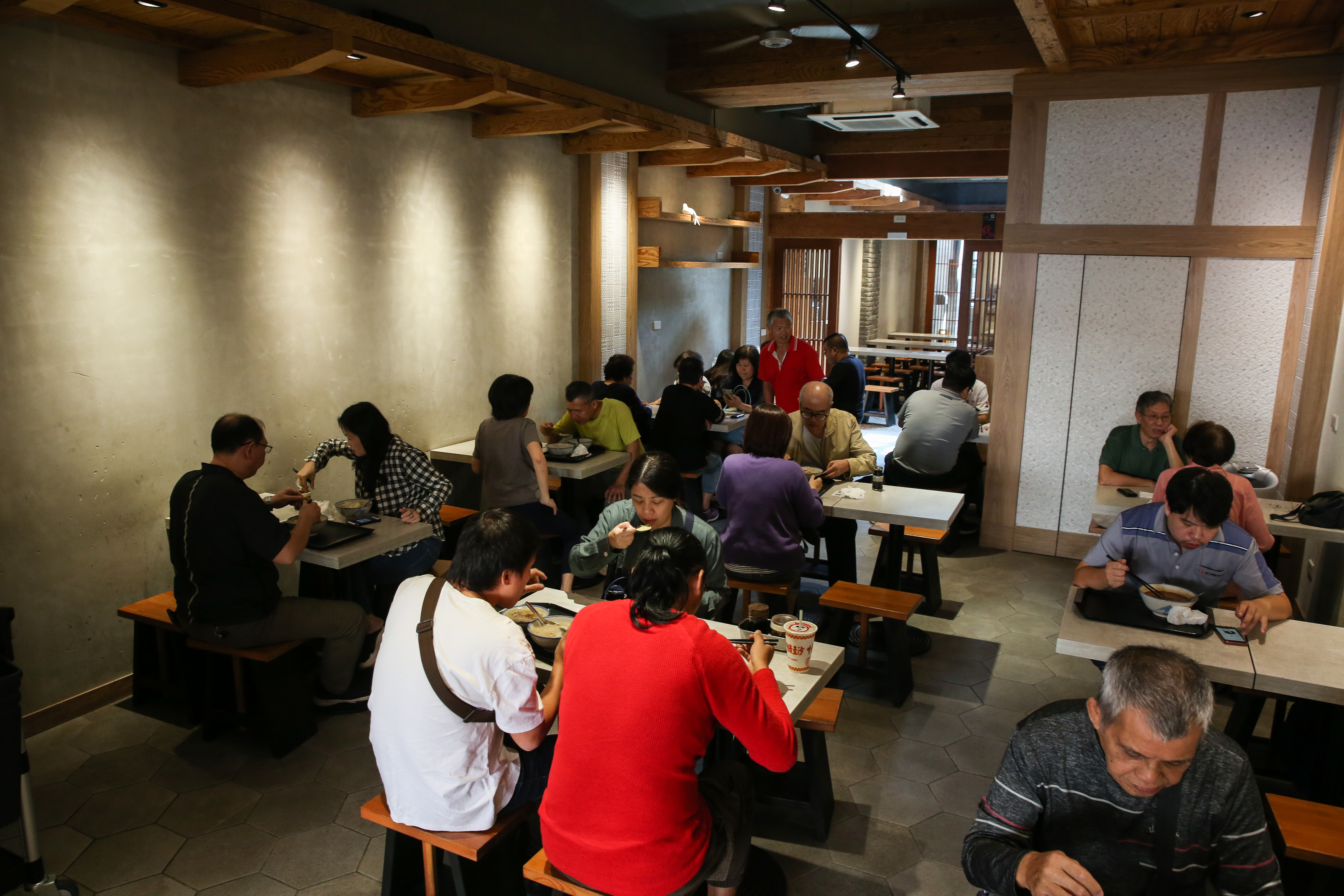 阿娘給的蒜味肉羹無論假日或平日，雙透天店面幾乎天天客滿、坐無虛席。
