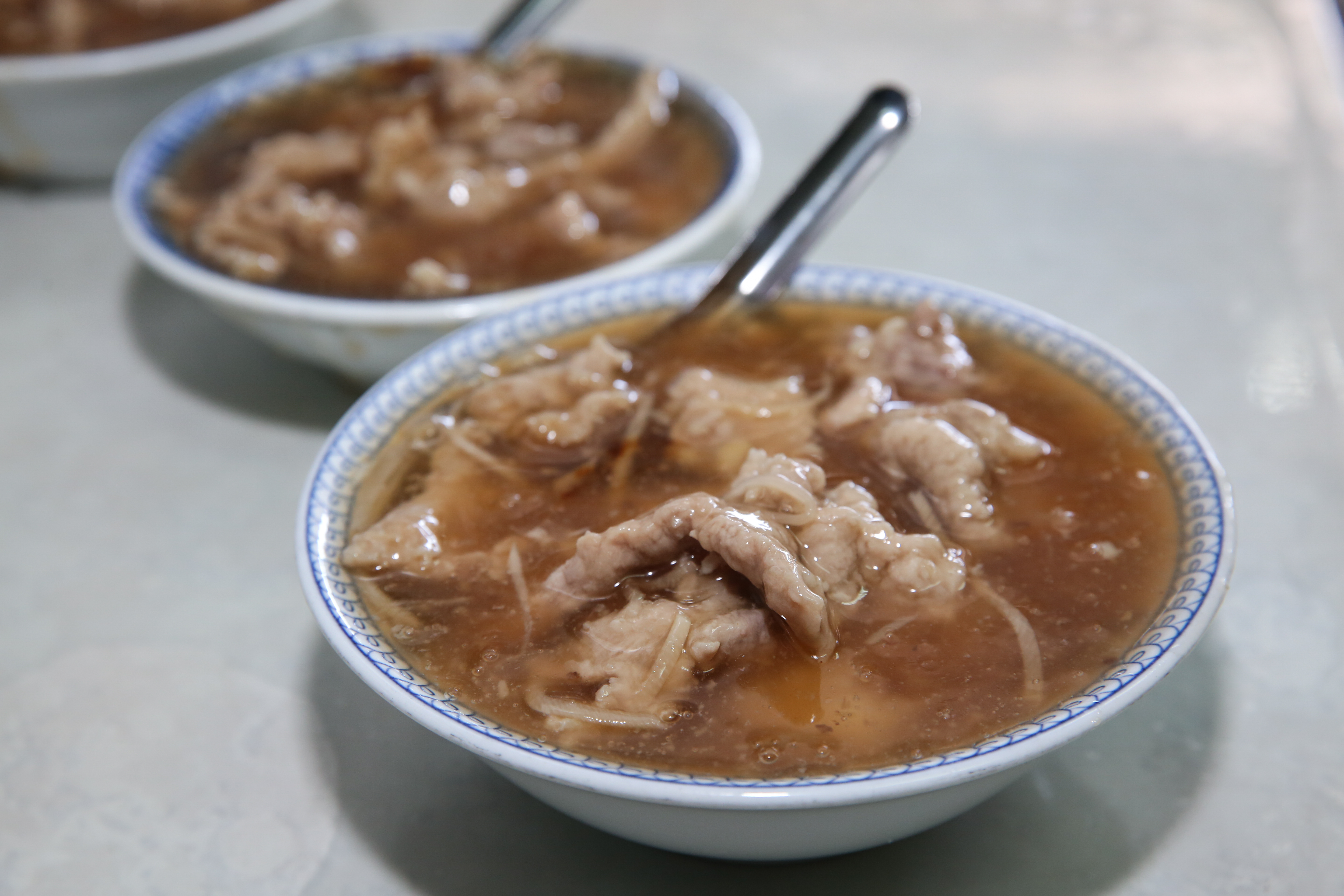 林場肉羹吃來口感偏甜，提供肉羹湯、或加麵、米粉與粿條、白飯等選項，均一價每碗都是45元。