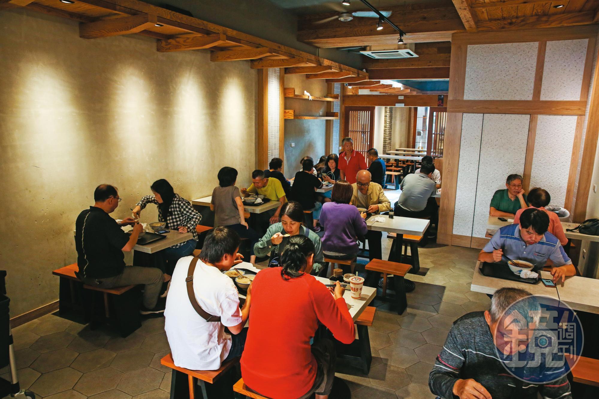 阿娘給的蒜味肉羹無論假日或平日，雙透天店面幾乎天天客滿、座無虛席。