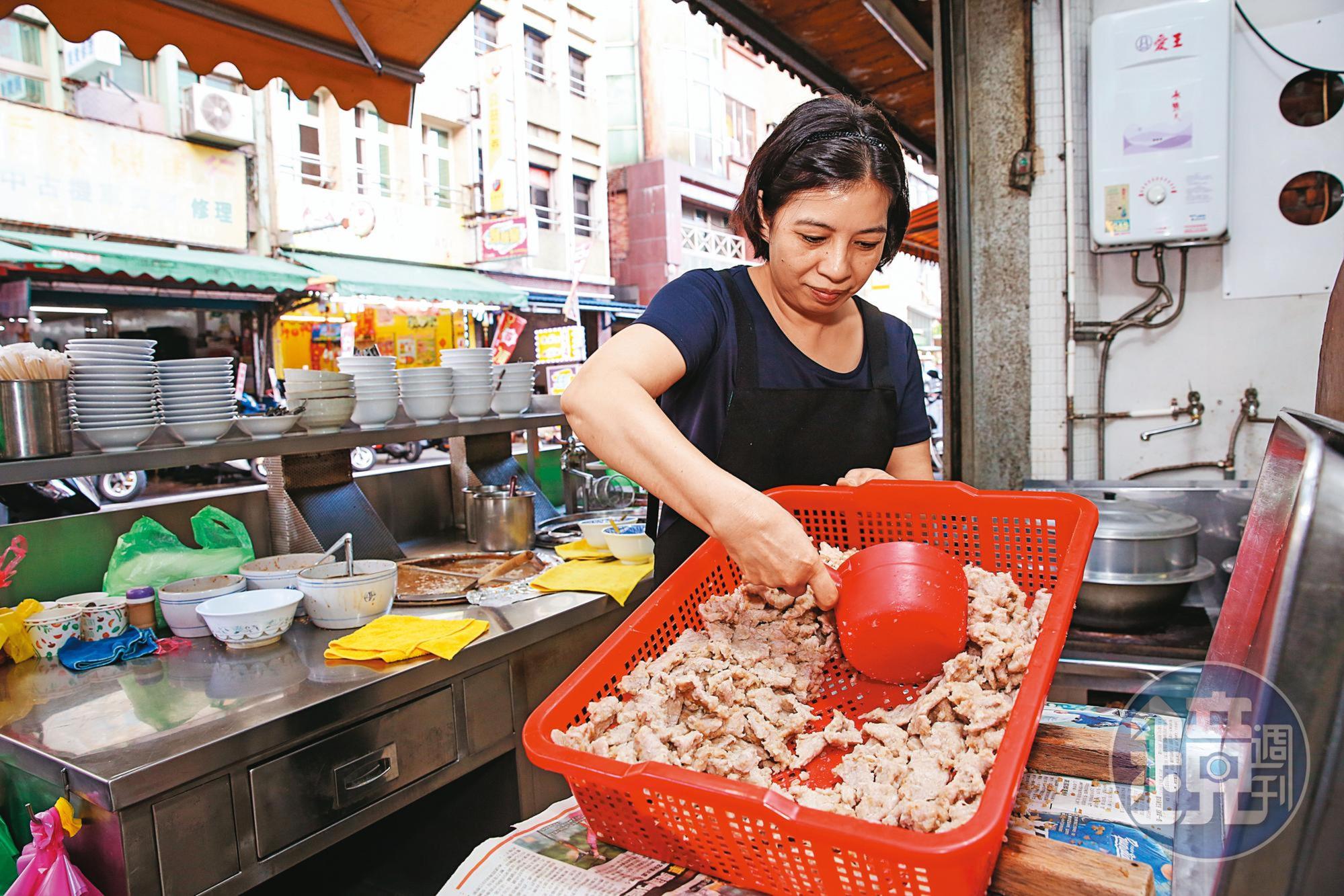 林秀圓回到宜蘭開店後重新振作、面對債務，現和3個女兒共同經營。