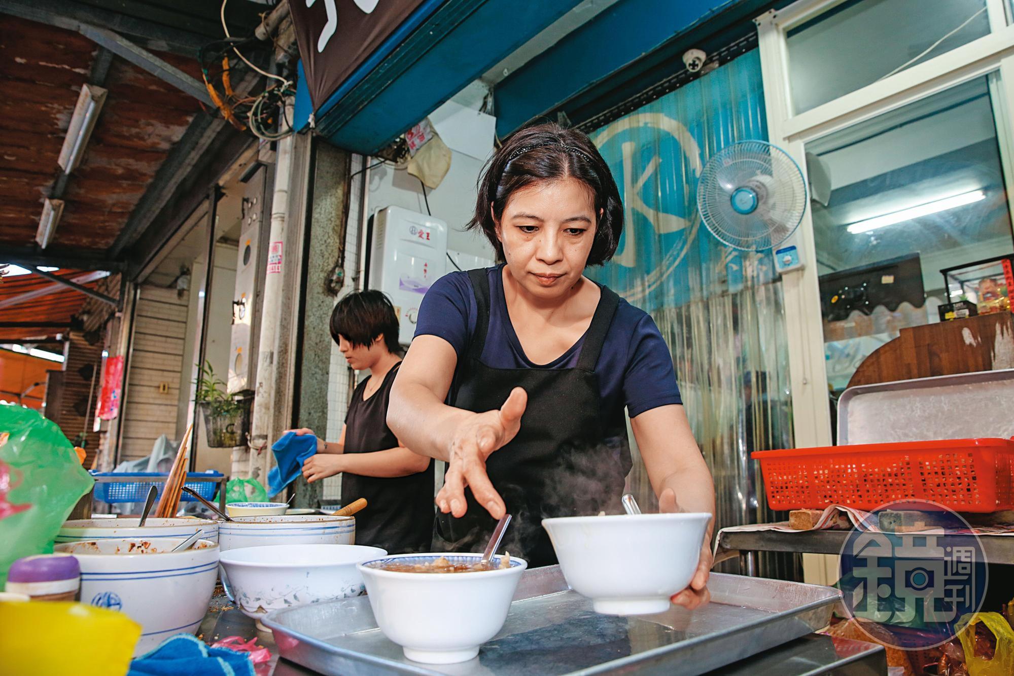 二年半前，因前夫欠下鉅額賭債離家的七女兒林秀圓（右），也回到故鄉開設「北門蒜味肉羹—宣（卡桑）」。
