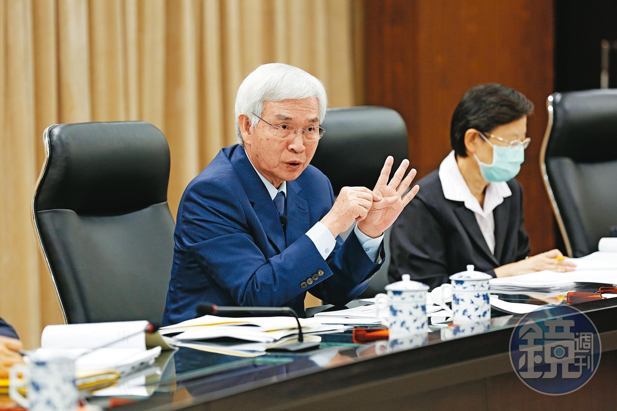 央行祭出房地產信用緊縮管制,但熱錢行情持續,對金融、營建及建築材料相關產業影響有限。(圖為央行總裁楊金龍)
