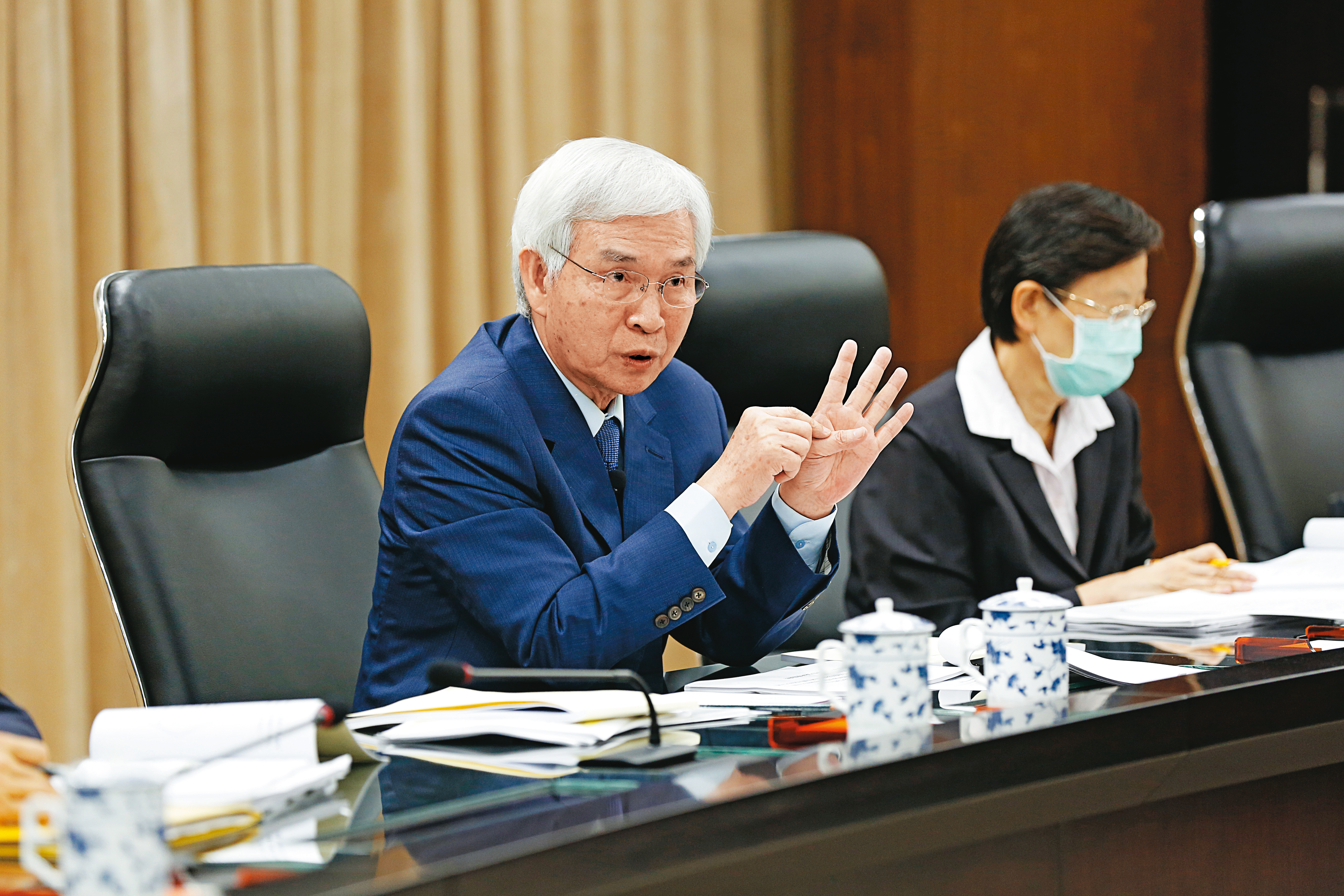 央行祭出房地產信用緊縮管制，但熱錢行情持續，對金融、營建及建築材料相關產業影響有限。（圖為央行總裁楊金龍）