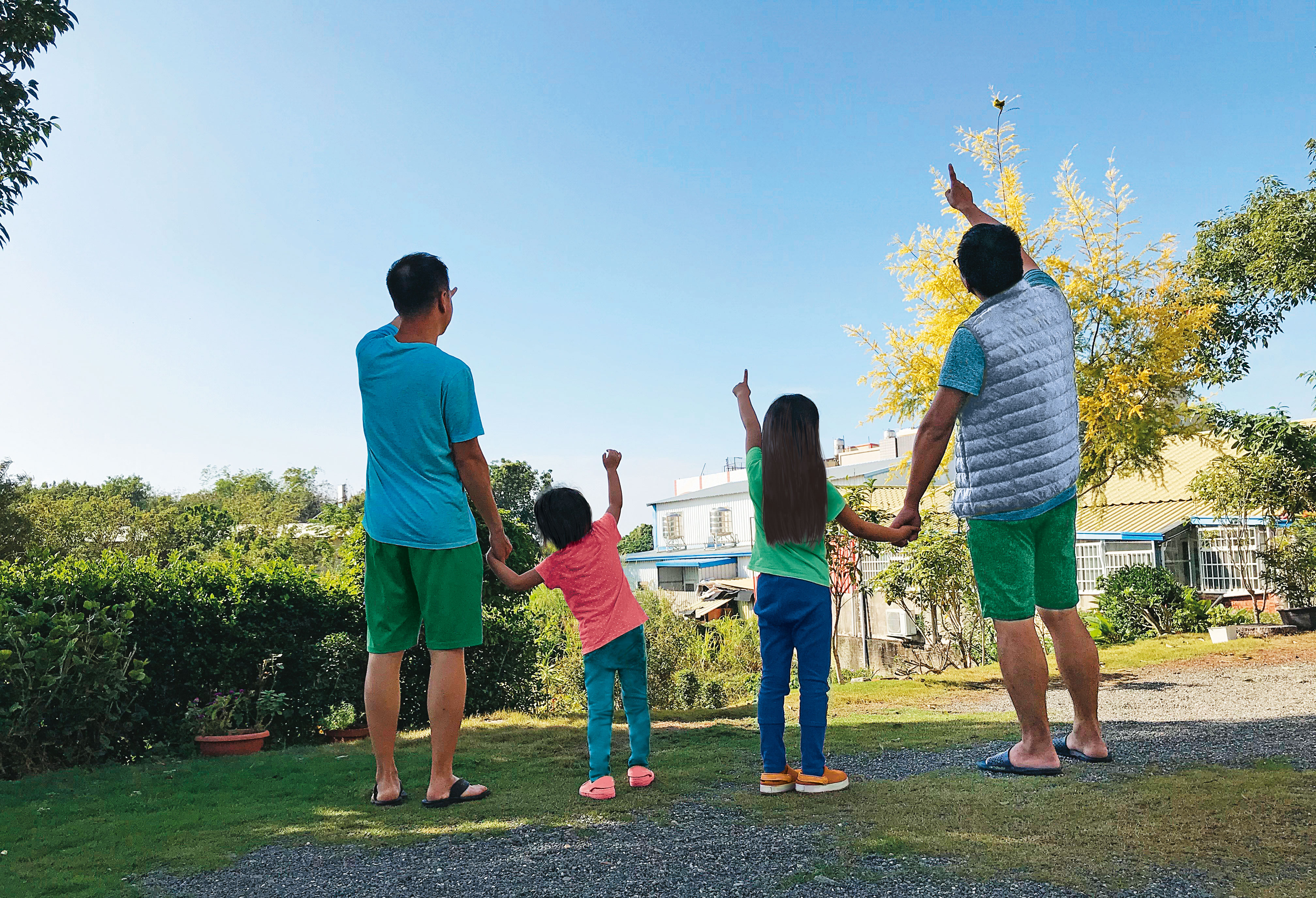 交往6年的男同志阿仁（左）與小傑牽著與他們同住的姪女出外踏青，即便家人都支持他們收養小孩，但礙於法律仍禁同志共同收養，他們只能維持單身、不敢結婚。（阿仁提供，圖中當事人皆已變裝處理）