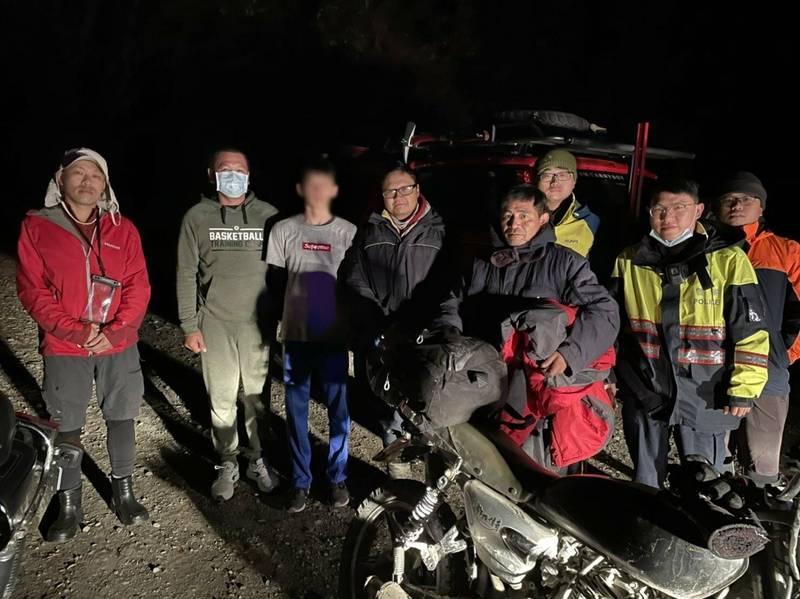 15歲少年(左3)獨攀百岳卻失聯,警消連夜尋獲送人下山。(翻攝南投林管處)