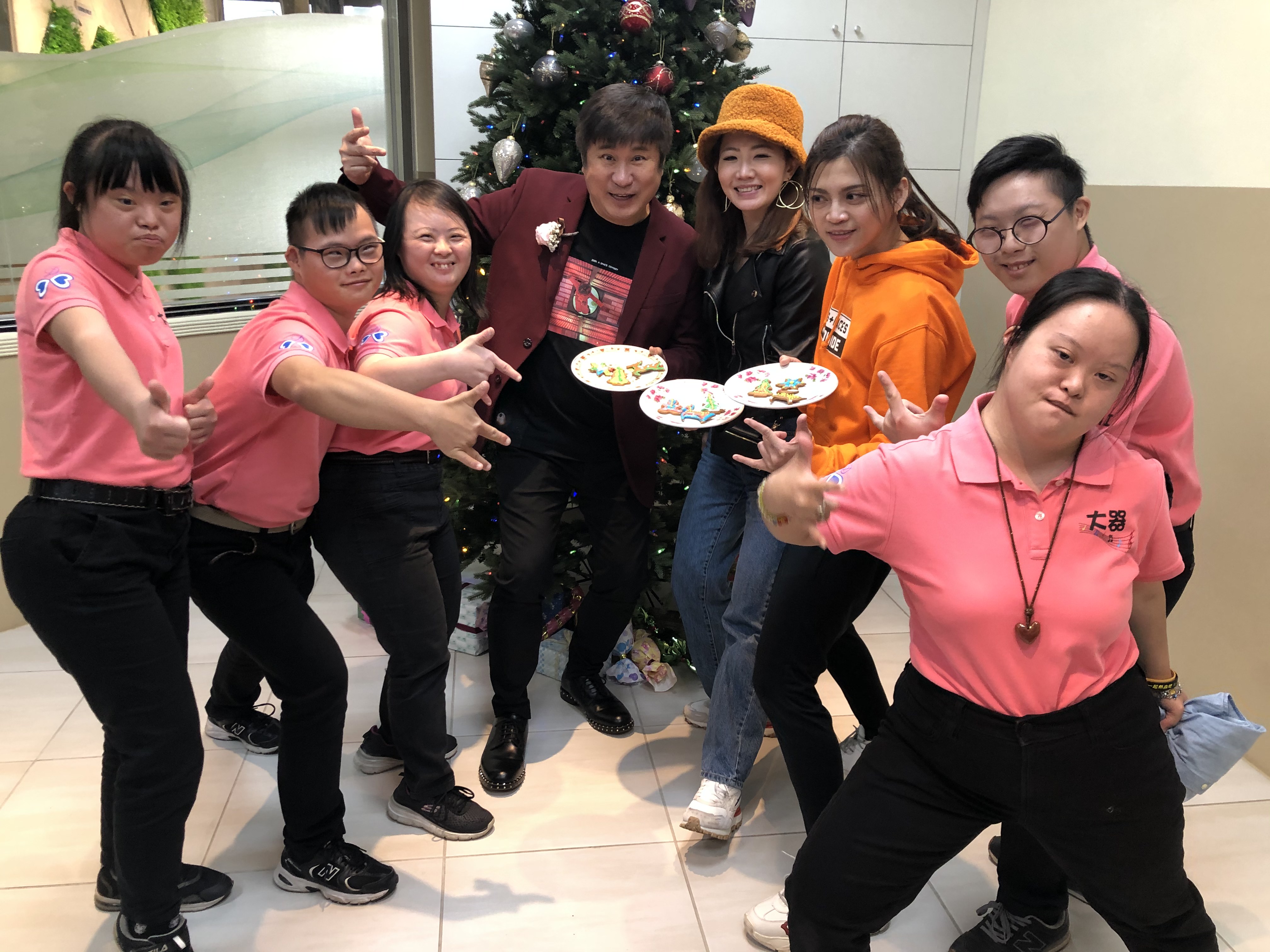 胡瓜（左4起）、謝忻、瑪莉亞出席台中「十方之愛社區服務站」開幕典禮。（胡瓜提供）